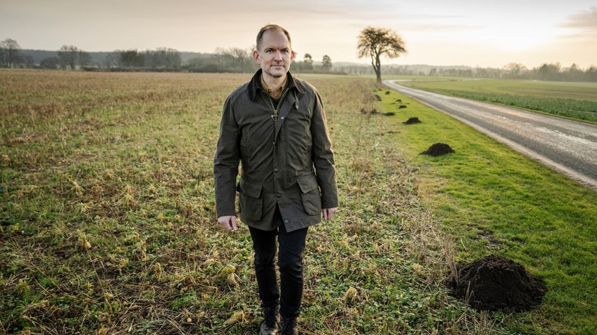 Som grøn trepartsminister er Jeppe Bruus (S) sat i spidsen for, at få aftalen om reduktion af landbrugets CO2-udledning, livtag med kvælstofudledningen og rejsning af 250.000 hektar ny skov ført ud i livet. Klimarådets nye statusrapport fokuserer på netop implementering, og her halter den grønne trepartsaftale flere steder. Det haster for eksempel med at få gang i at plante de mange nye træer.