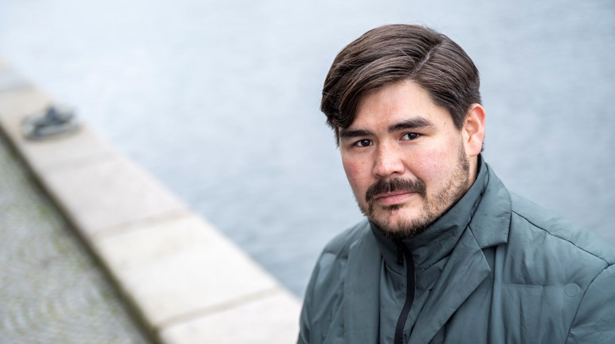Marts er en af årets mest uforudsigelige måneder med kraftige storme, snestorme og iskolde temperaturer, hvilket kan påvirke både valgkampen og stemmeafgivningen, skriver Ineqi Kielsen.