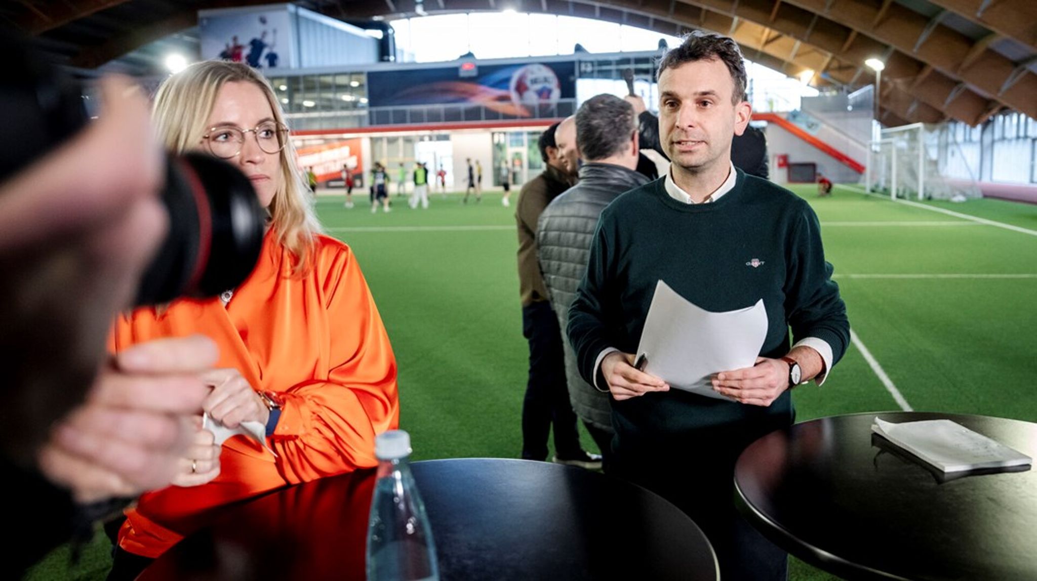 Trivselskommissionens anbefalinger blev præsenteret af formand Rasmus Meyer på et pressemøde i Hafnia Hallen i Valby&nbsp;&nbsp;