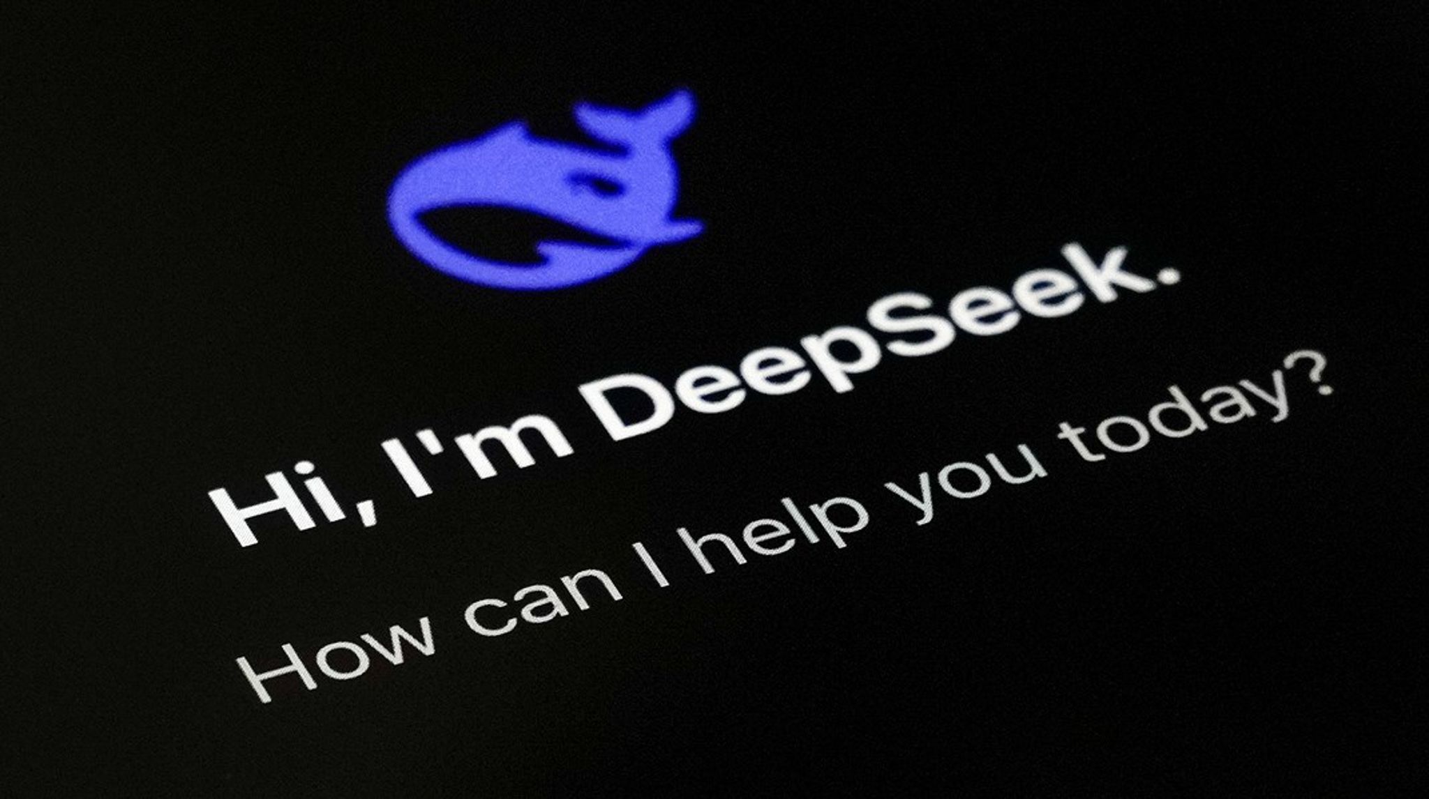 Den kinesiske virksomhed DeepSeek har taget verden med storm, efter den i begyndelsen af 2025 lancerede en ny sprogmodel, der har været markant billigere og hurtigere at udvikle end eksempelvis ChatGPT.