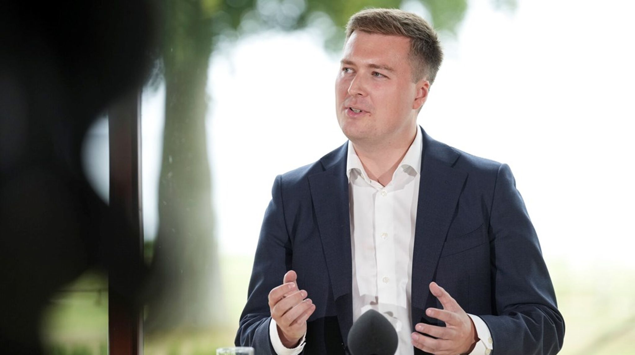 Vi mener, at elafgiften i Danmark bør sænkes til EU's minimumssats. Men hvis regeringen ikke vil det, må vi i det mindste fjerne de hindringer, der gør det urentabelt at være grøn, skriver Frederik Bloch Münster, som ses her her, og Niels Flemming Hansen.