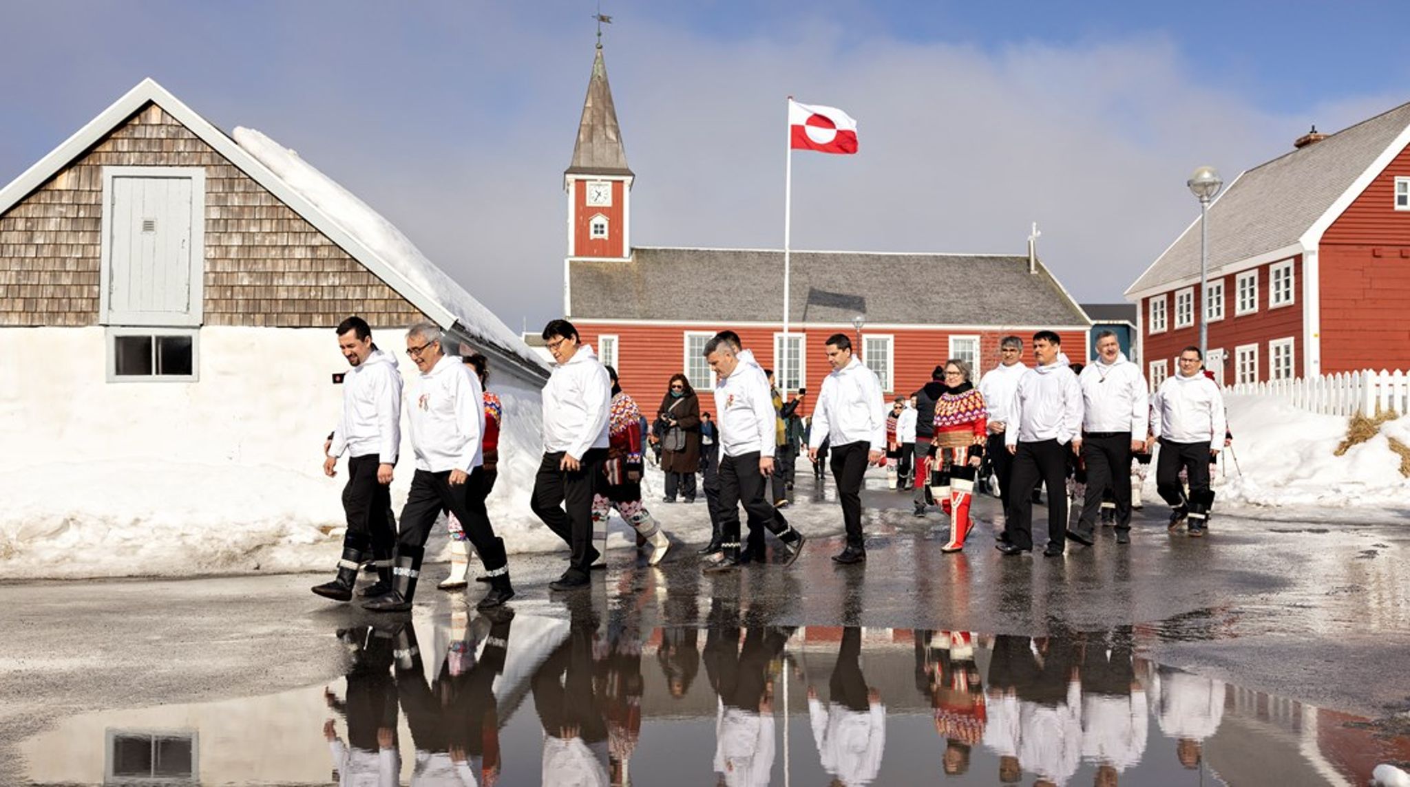 Inatsisartuts første forårssamling – her anført af Múte B. Egede og daværende Naleraq-formand Hans Enoksen – går fra Vor Frelser Kirke mod Inatsisartut-salen efter valget i 2021.