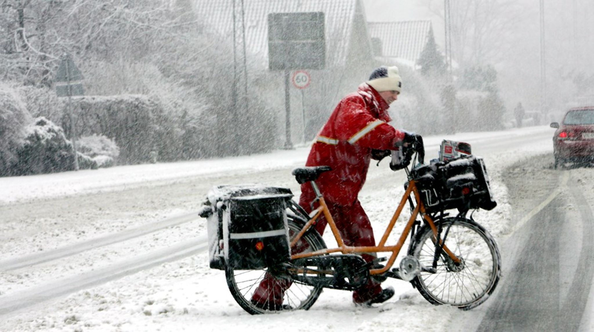 I regn og slud skal posten ud. Her et postbud på arbejde efter et heftigt snefald i Horsens i februar 2005.