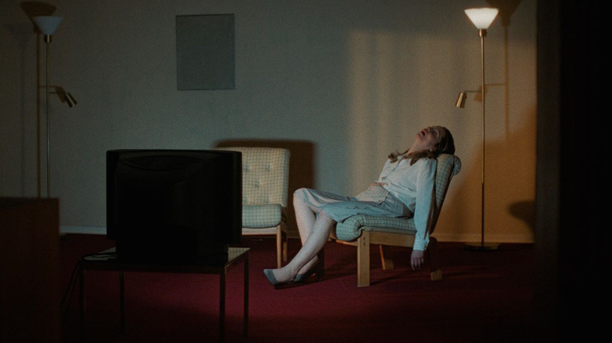Filmen 'About a Hero' er baseret på et manuskript skrevet af kunstig intelligens. Mellem filmens fiktive spor væves interviews med kunstnere, filosoffer og videnskabsfolk, der reflekterer over begreber som originalitet og autenticitet i den moderne tidsalder.