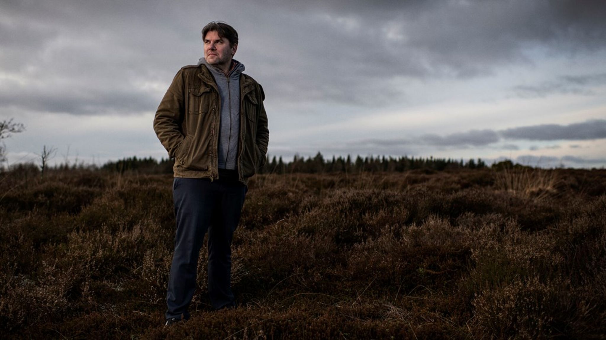 Mads Fuglede bor i Hvingel i Ringkøbing med sin familie. Sidste år meldte han ud, at han går efter posten som borgmester i Ringkøbing-Skjern Kommune for Danmarksdemokraterne.