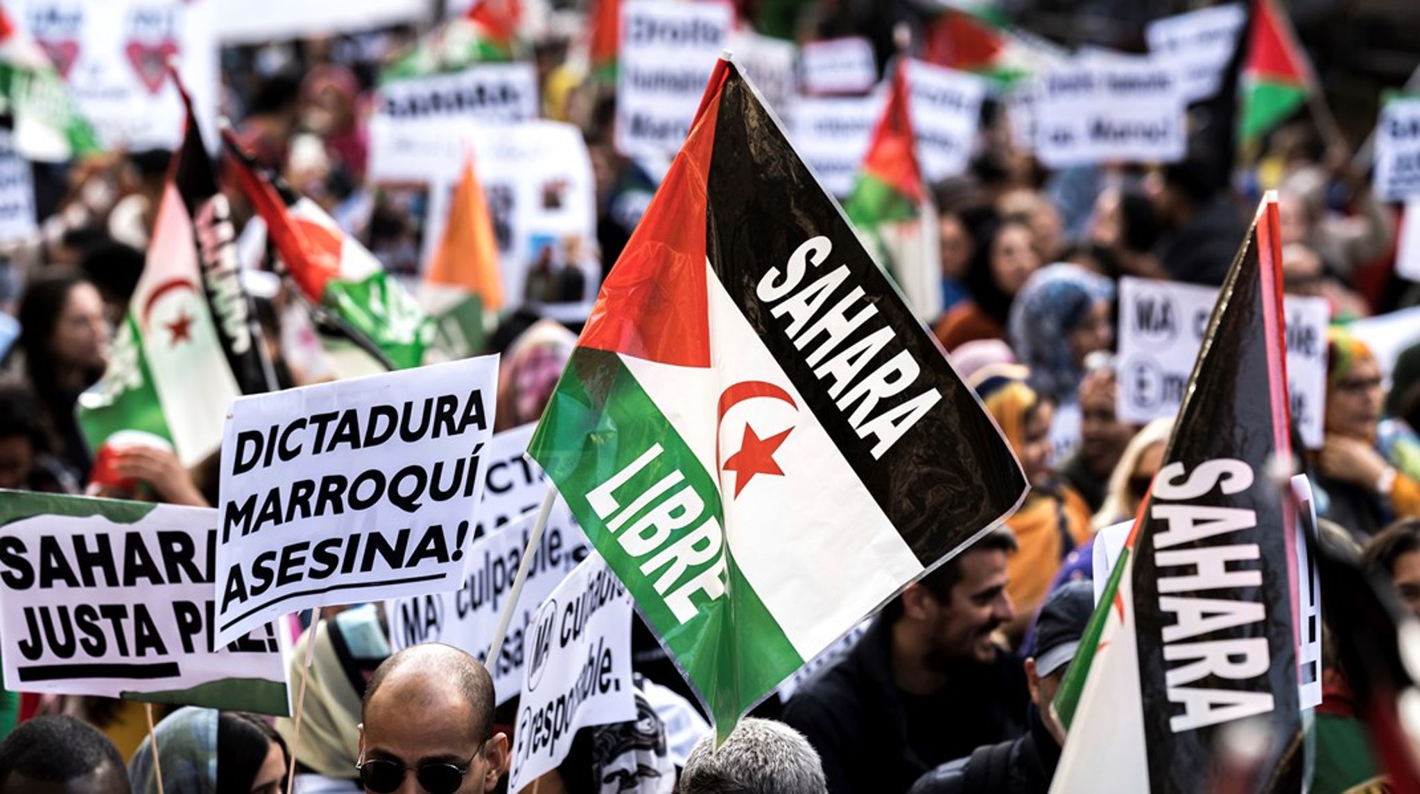 Sidste år gik demonstranter på gaden i Madrid til støtte for Vestsahara og for at protestere mod Marokkos handelsaftaler med Unionen, der er blevet underkendt af EU-Domstolen. Det er genforhandlingen af de aftaler, som en&nbsp;række venstrefløjspolitikere vil holde det store public affairs-firma Rud Pedersen udenfor.&nbsp;