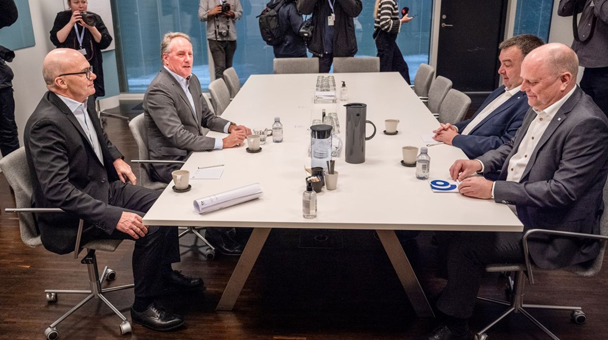 Topforhandlerne i industrien - DI's Lars Sandahl og Kim Graugaard samt Dansk Metals Claus Jensen og Mads Andersen fra 3F - indledte forhandlingerne om de nye overenskomst d. 6. januar. Deres aftale sætter rammen for alle andre overenskomster i det private, fordi deres medlemmer står for størstedelen af dansk eksport og er konkurrence-udsatte i udlandet.