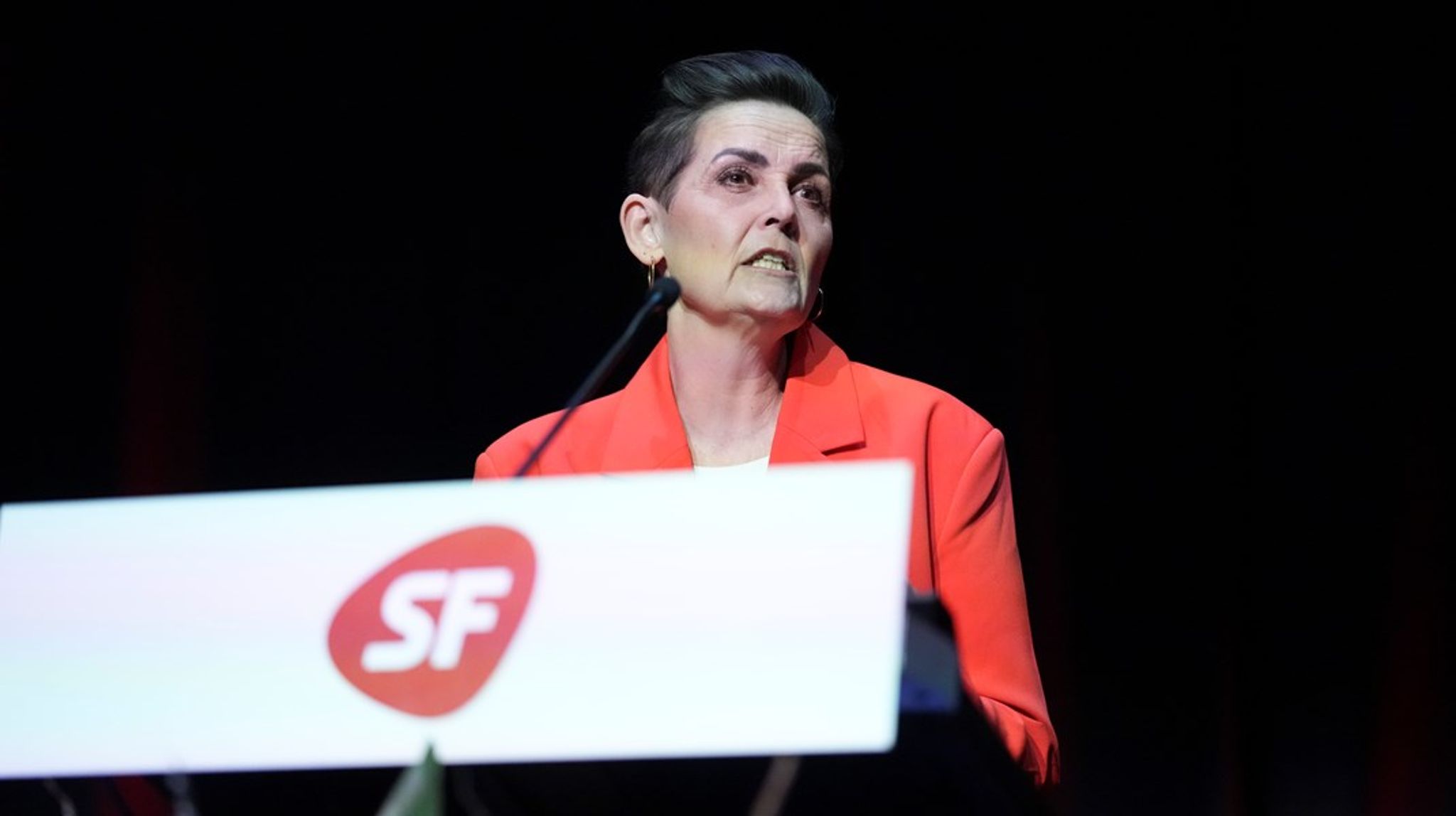 SF-formand Pia Olsen Dyhr advarede mod nedskæring af velfærd som følge af oprustnigen og drog en parallel til USA. "I USA har ulighed og uretfærdighed har fået lov at vokse i årtier.&nbsp;Resultatet fik vi ved valget i november."