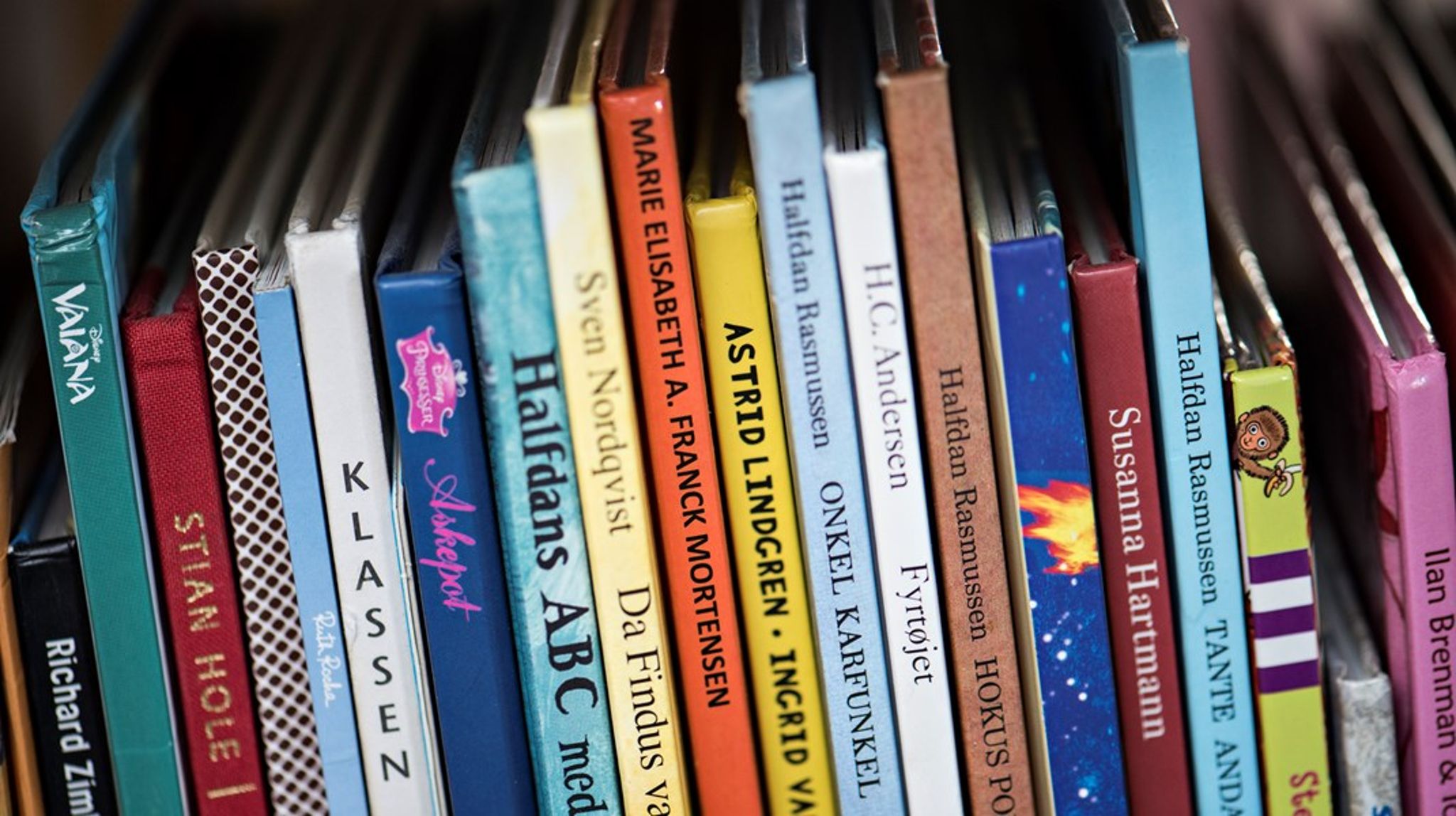 Prisvinderne er valgt af repræsentanter fra blandt andet Dansk Forfatterforening, Litteraturkritikernes Lav, Selskabet for Børnelitteratur samt Statens Kunstfonds Legatudvalg for Litteratur og Projektstøtteudvalg for Billedkunst.