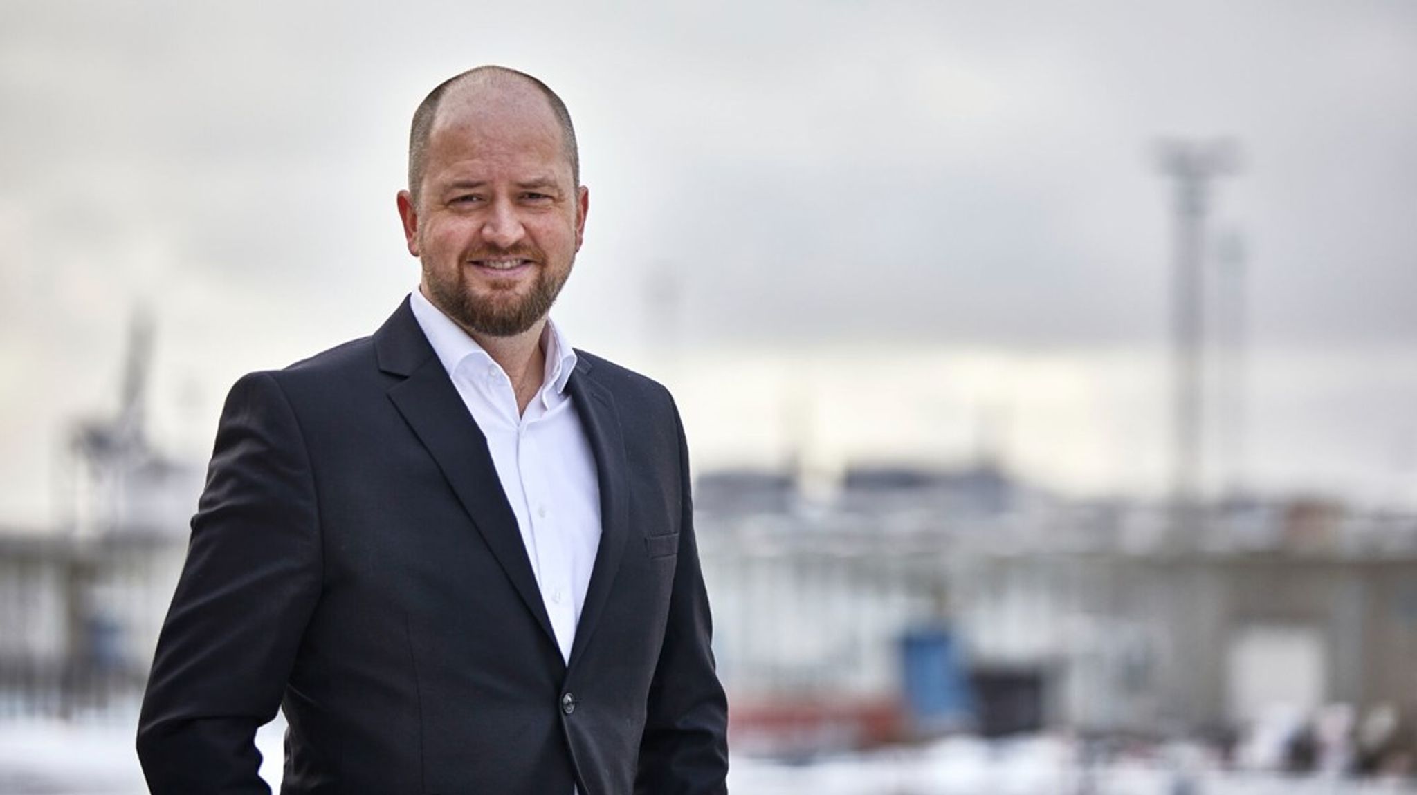Theis Brøgger er uddannet journalist, og har tidligere været pressechef og kommunikationsdirektør i Arla.
