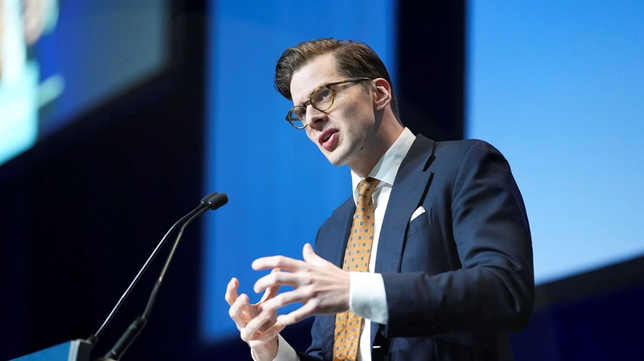 "Det er fuldstændig dødeligt for LA, hvis partiet på nogen måde bliver identificeret med det USA, der er i dag," siger Erik Holstein, og derfor var det klogt, at LA-formand Alex Vanopslagh lagde afstand til USA i sin tale ved partiets landsmøde.