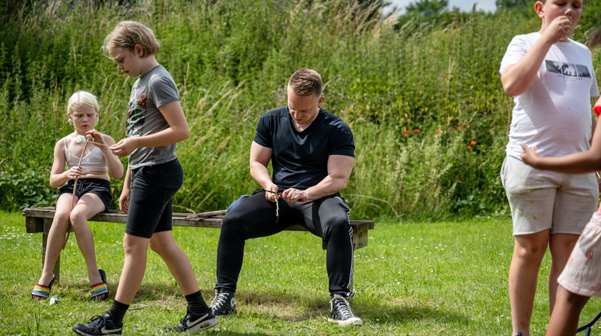 Frivillige relationer kan ikke gennemtvinges ved lov. Men lovgivningen kan alligevel godt skubbe lidt på. Det ser man for eksempel i barnets lov, siger Hanne Manata. Billedet er fra en sommerlejr, som Blå Kors arrangerer for udsatte børn og frivillige.