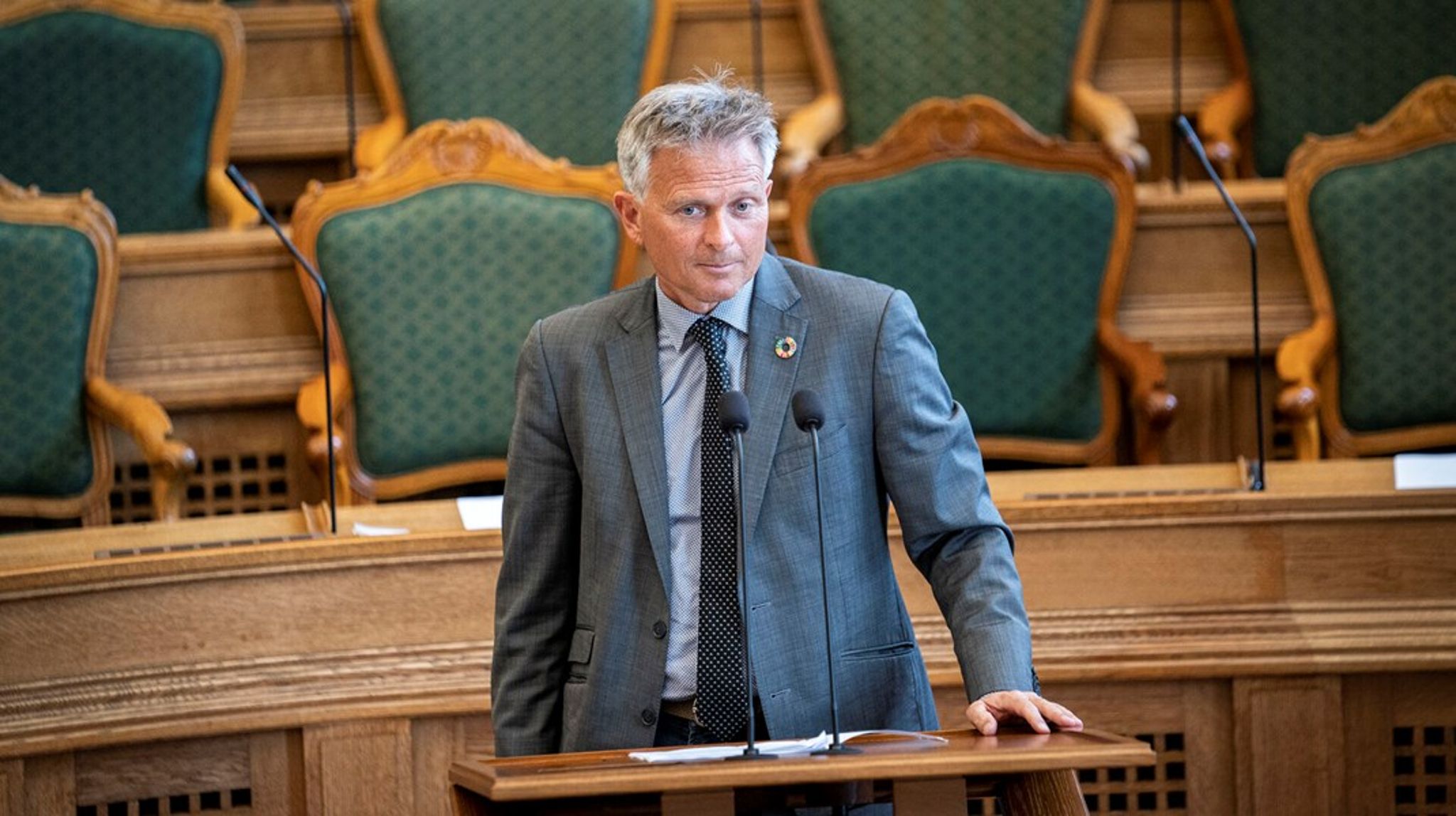 Det er på tide at rive magtens isoleringslag ned og bringe demokratiet tilbage til folket, skriver Kim Valentin.