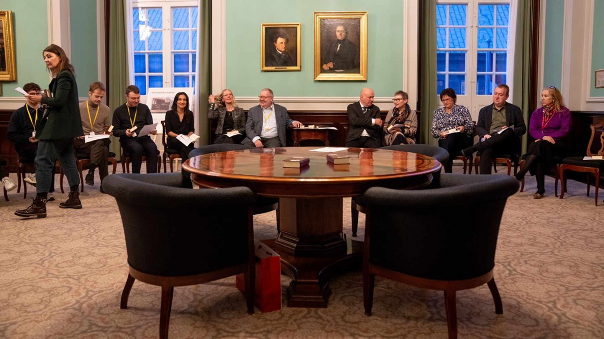 Formand for Folketinget, Søren Gade (V), Ida Auken (S) og Anni Matthiesen (V) sammen med medarbejdere fra Folketinget ved morgenandagt på Christiansborg 4. december 2024. Arkivfoto