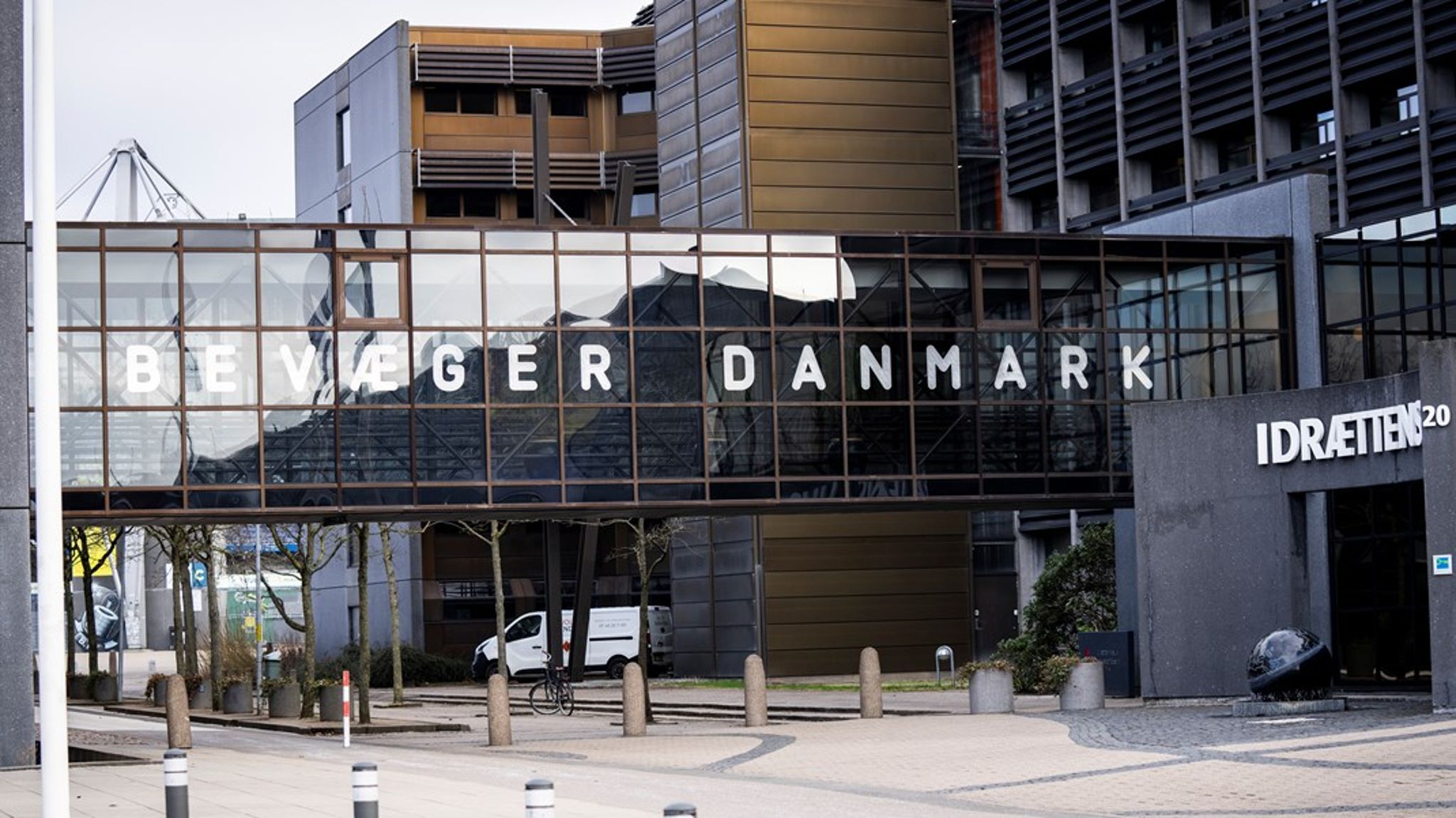 Store forbund som Dansk Rideforbund og Dansk Atletik har haft problemer og uenigheder, der har kastet ekstraordinære generalforsamlinger af sig, og for nyligt kom det frem, at den konstituerede formand i DanskHåndbold trak sig efter kort tid. Er dette tilfældigt, eller hvad bunder det reelt i, spørger Thomas Skouboe.