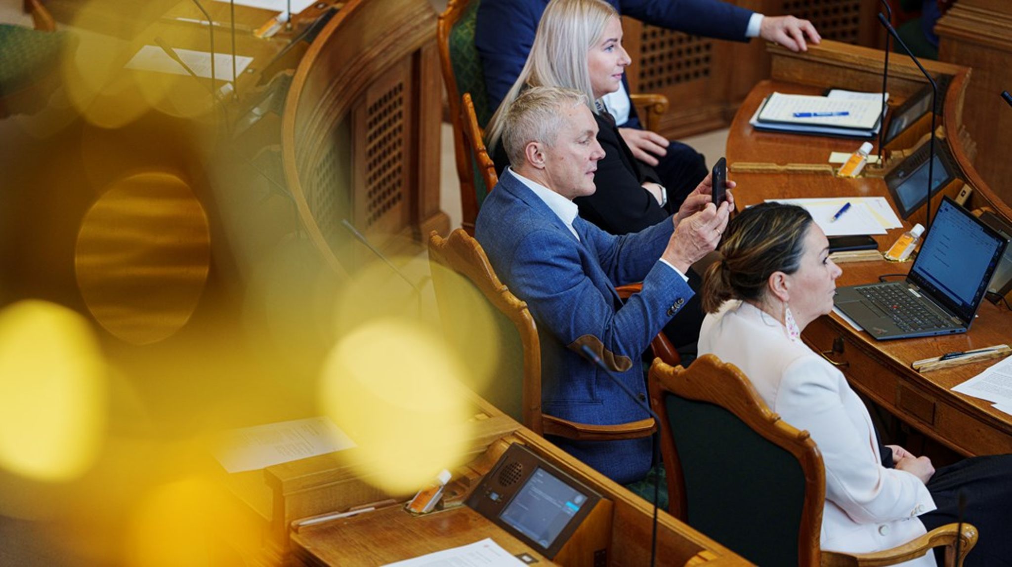 Tirsdag eftermiddag stillede de tre nordatlantiske folketingsmedlemmer&nbsp;Aaja Chemnitz (IA), Anna Falkenberg (SP) og Sjúrður Skaale (JF) sig pludselig bag klimaminister Lars Aagaard (M), hvis taburet ellers vaklede før onsdagens samråd. Det har formentlig reddet hans politiske liv.