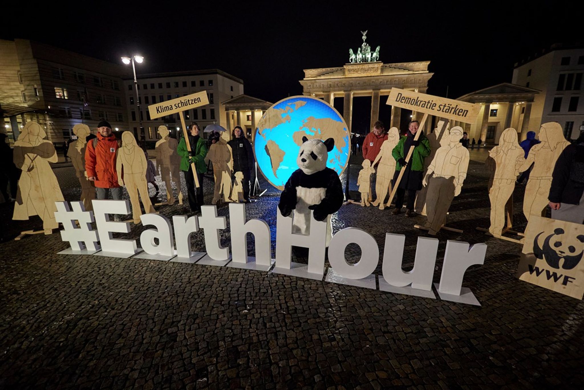 Ngo'er som Verdensnaturfonden, her som arrangør af demonstrationen 'Earth Hour' i Berlin i marts 2024, er blandt de organisationer, der modtager EU-støtte under LIFE-programmet. Ligesindede 'grønne' ngo'er var oprindeligt hverken mål eller udgangspunkt for den kritiske rapport, som EUs revisionsret udkom med før påske. Men det risikerer de at blive - hjulpet på vej af en ophedet debat i parlamentet.&nbsp;