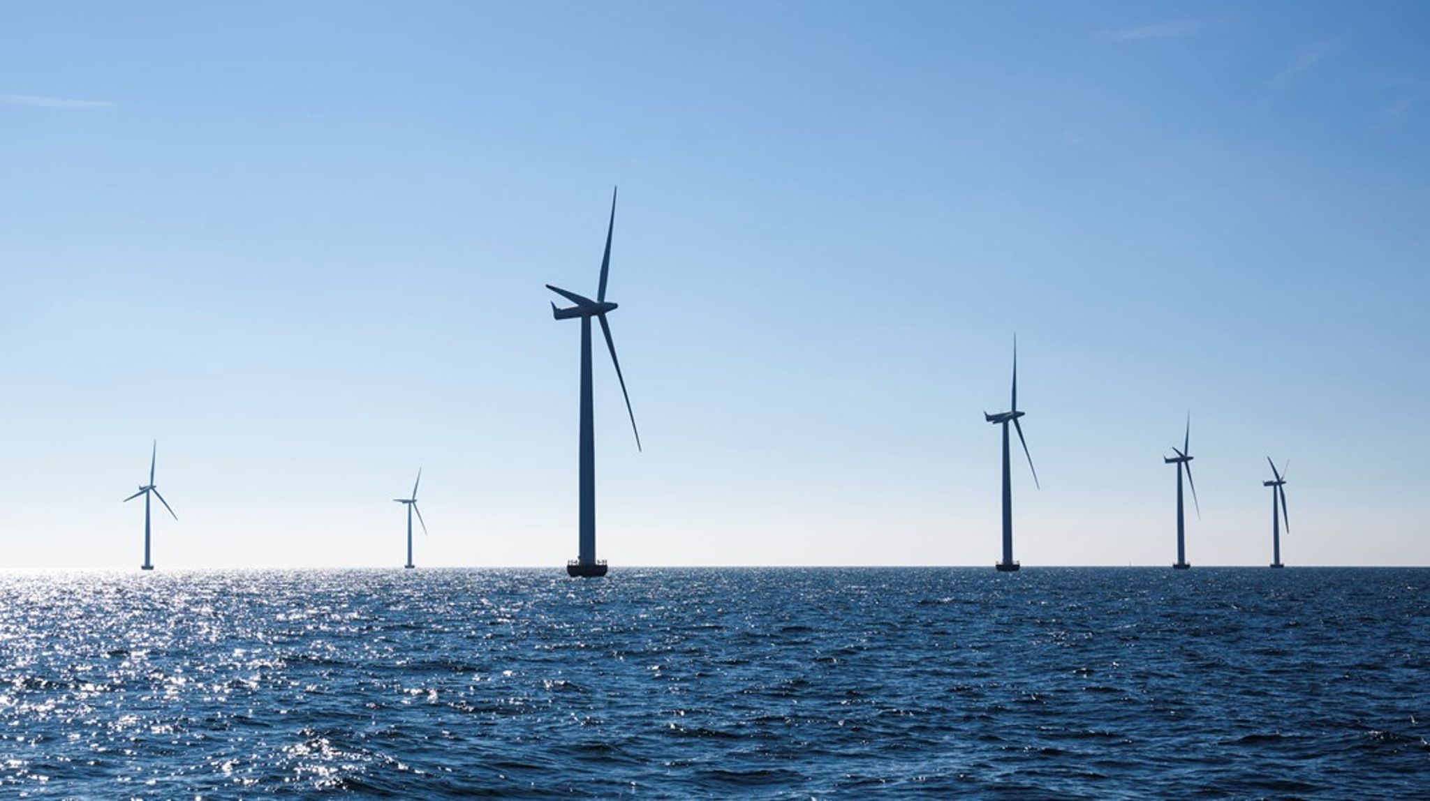 Politikerne har store ambitioner om at opsætte havvind for at fremskynde den grønne omstilling og blive et kraftcenter for den europæiske energiforsyning. Nu lægger regeringen op til at afsætte et markant milliardbeløb for at få vindmøllerne op.