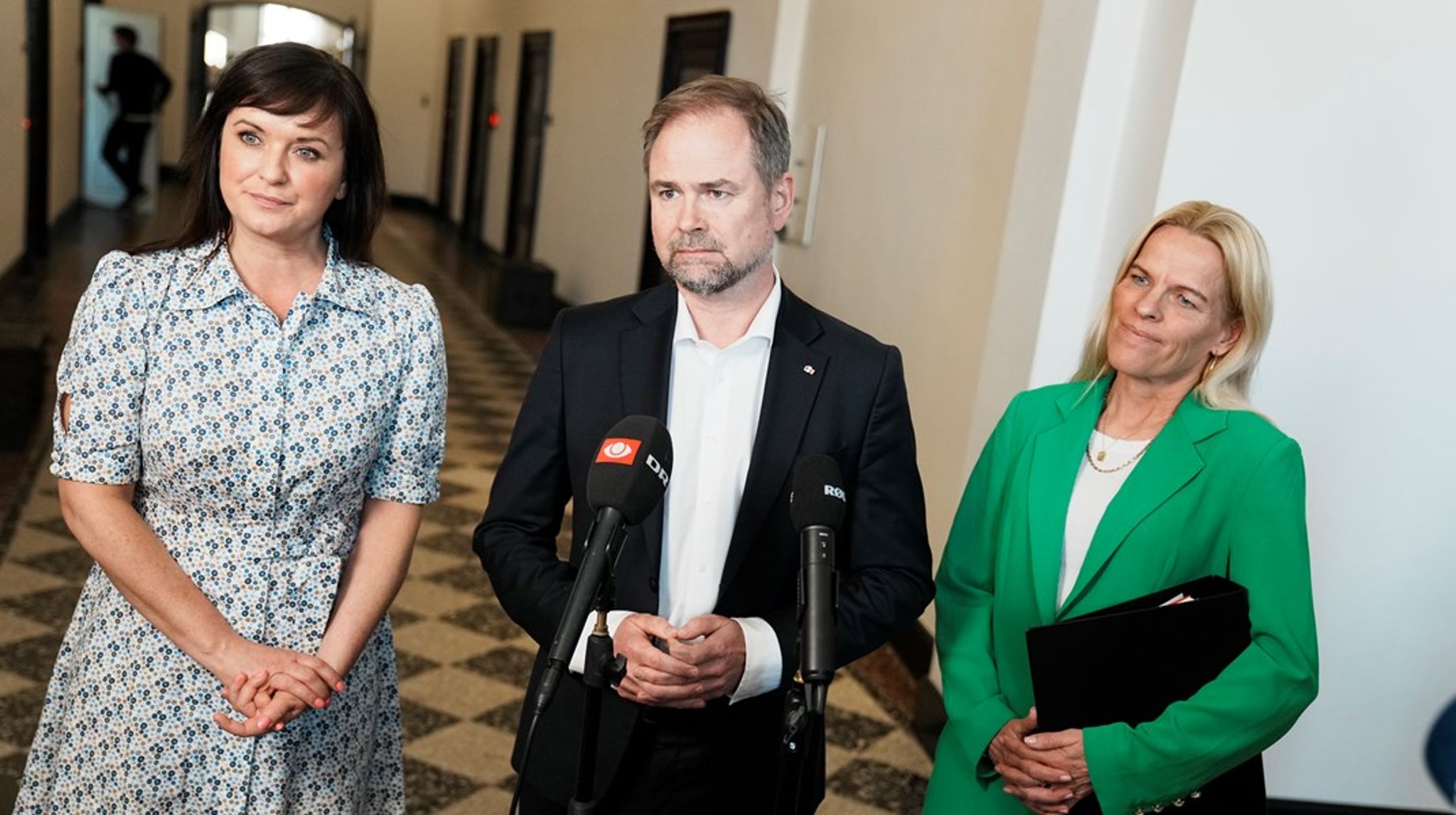 Finansminister Nicolai Wammen (S) er flankeret af indenrigs- og sundhedsminister (V) Sophie Løhde og ældreminister Mette Kierkgaard (M) på den anden til sættemødet, hvor økonomiforhandlingerne for kommunernes budget 2026 skydes i gang.&nbsp;
