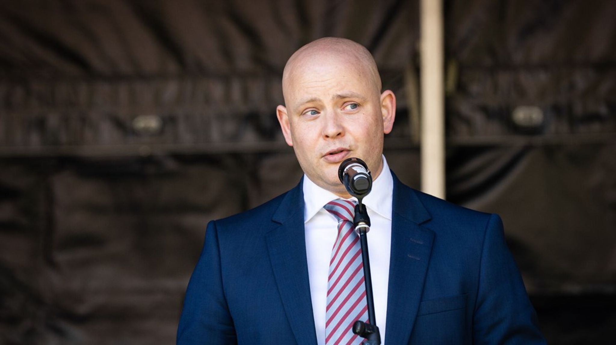 Kulturminister Jakob Engel-Schmidt (M) skriver sammen med sine to ministerkolleger, Sophie Hæstorp Andersen (S) og Morten Dahlin (V), på et oplæg til regeringen om en ny national arkitekturpolitik, men han tør ikke love, at det bliver til noget, selv om regeringen i 2023 søsatte et storstilet arbejde med netop at få en ny arkitekturpolitik.