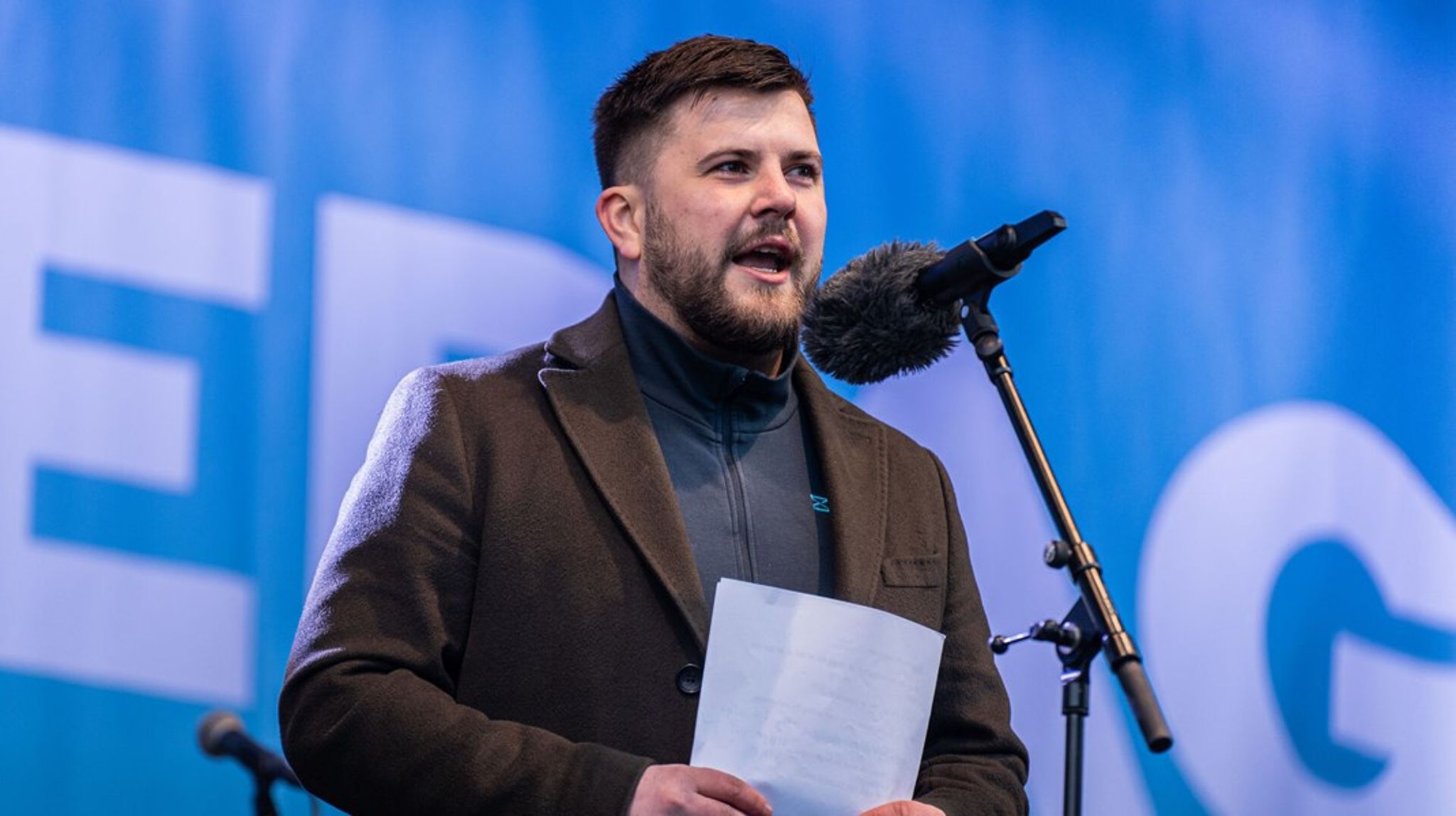 Carl Emil Lind Christensen holdte tale til fagbevægelsens "Bevar Store Bededag" demonstration.<br>