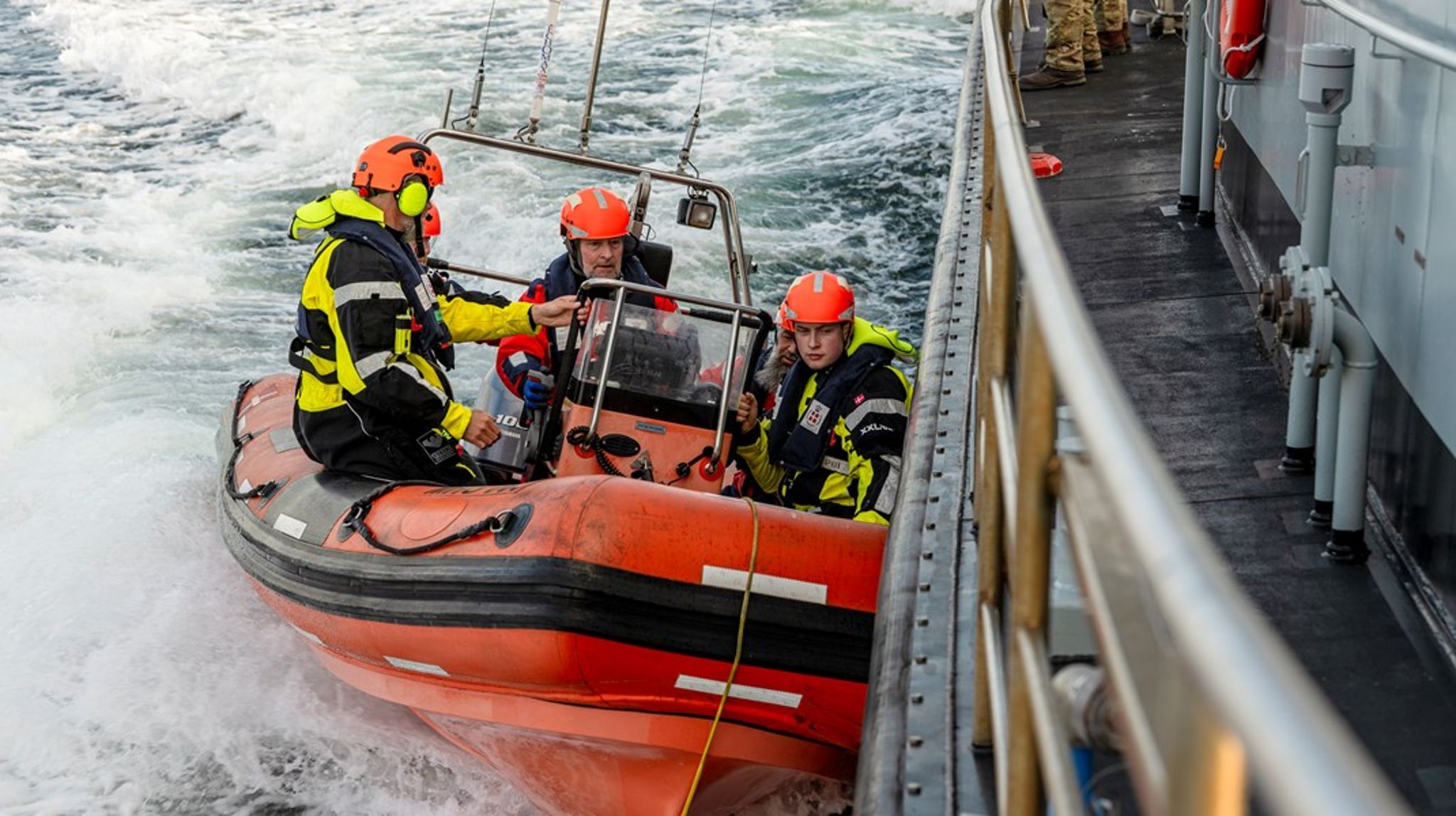 På uddanelsesskibet MHV 907 Hvidsten træner Marinehjemmeværnet at gå ind på siden af et skib under fart.