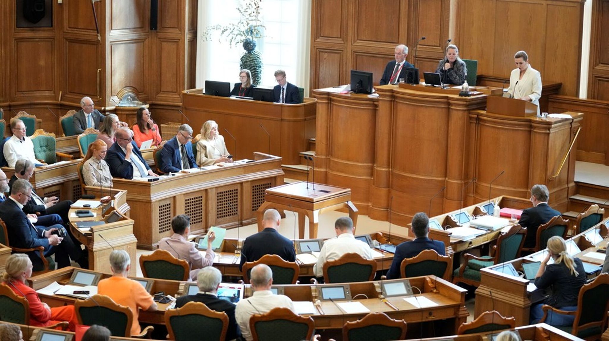 Socialdemokratiet, Venstre, SF, Liberal Alliance, Moderaterne, Konservative, Radikale Venstre og Alternativet står bag den omfattende reform af politikere og ministres vederlag, erfarer Altinget.