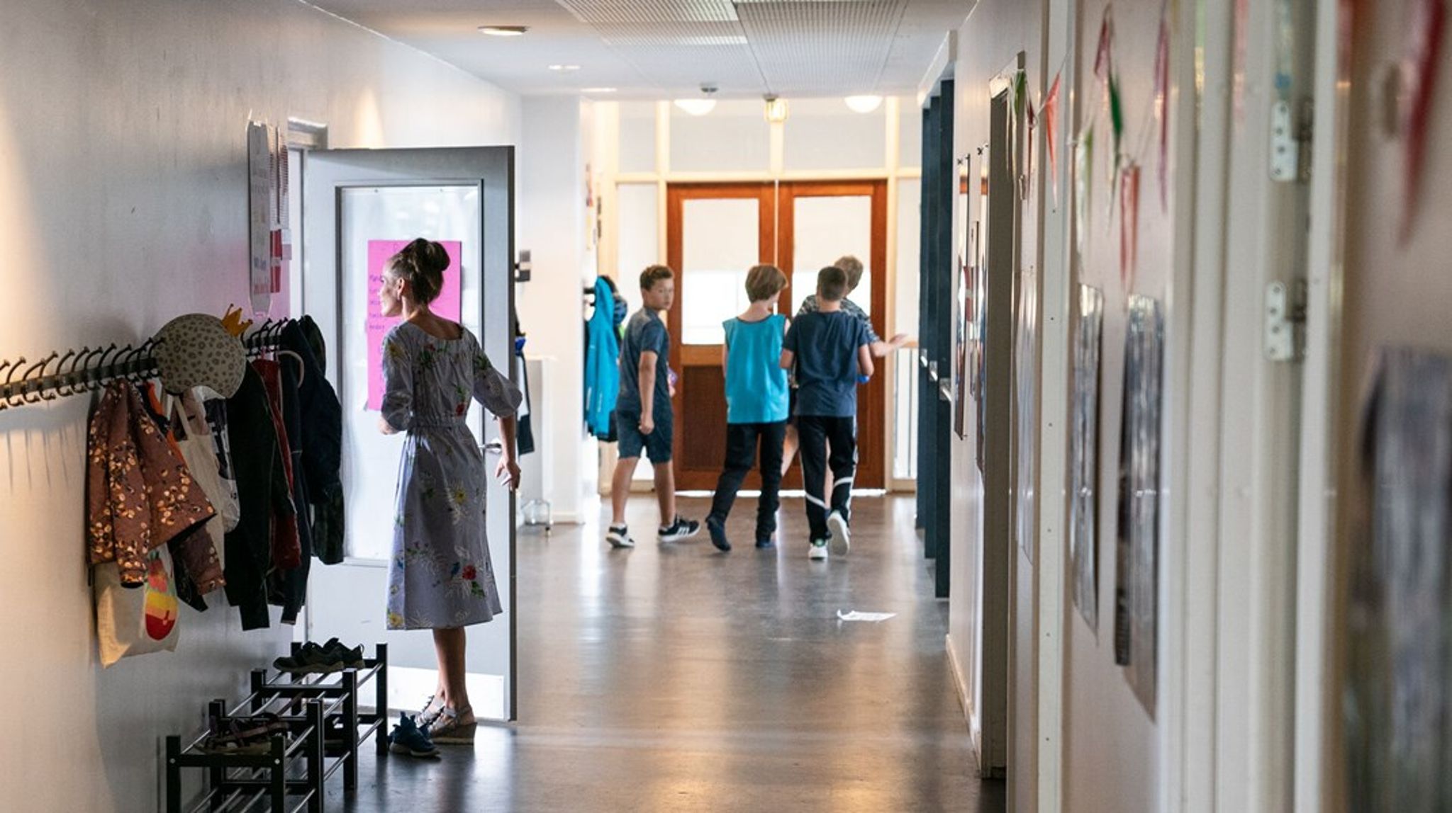 Løsningen skal findes i folkeskolens og klassens forpligtende fællesskab. Her skal eleverne opleve, at de har ansvar for mere end sig selv. Det kræver, at vi tør tage børnesynet op til debat, skriver Rikke Johansen.