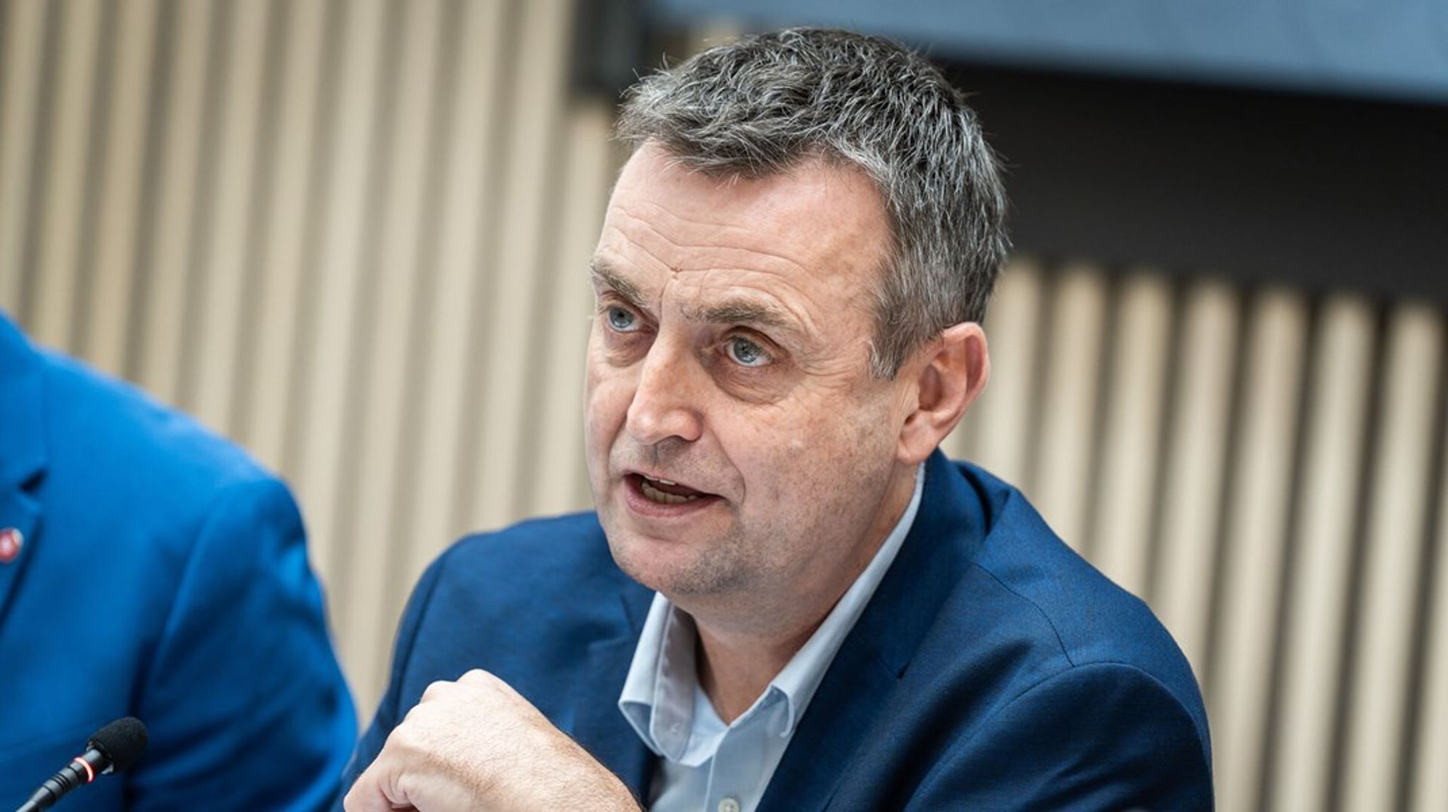 “Det var vigtigt at ændre vores store pensionsfordel. Den har vi nu gjort til en arbejdsmarkedspension, så man ligesom alle mulige andre får cirka 18 procent i forhold til sin løn," siger Leif Lahn Jensen (S).