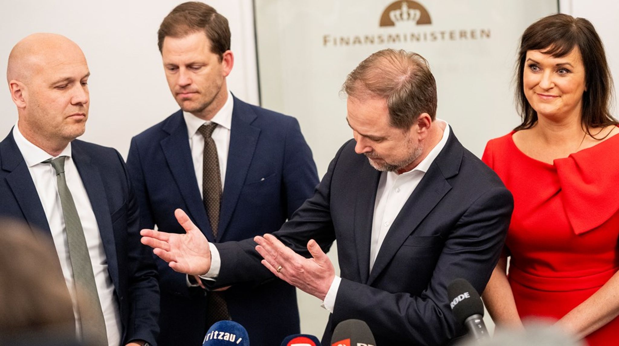 Danske Regioners næstformand, Mads Duedal (V), og Danske Regioners formand, Anders Kühnau (S), finansminister Nicolai Wammen og indenrigs- og sundhedsminister Sophie Løhde var blandt deltagerne i pressemødet i Finansministeriet.