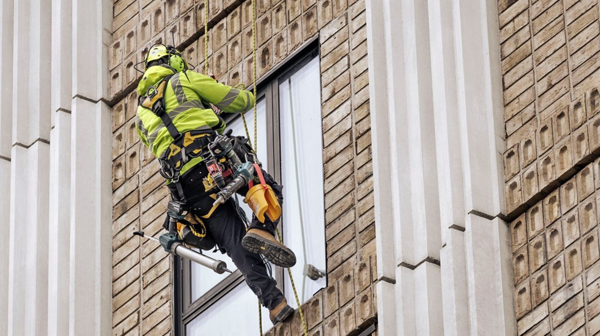 Bygherrer skal ikke længere indsende energimærke til kommunen efter nybyggeri eller ombygninger, der sidestilles med nybyggeri. Det er en af flere regelforenklinger på by- og boligområdet som følge af næste års økonomiaftale mellem regeringen og kommunerne.
