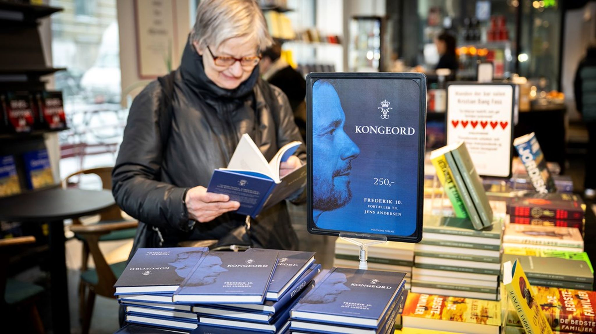 Arbejdsgruppen for litteratur er kommet med forslag for op imod en halv milliard kroner. Danmarks bogmoms på 25 procent er verdens højeste, og forslaget om at sløjfe den er det markant dyreste.
