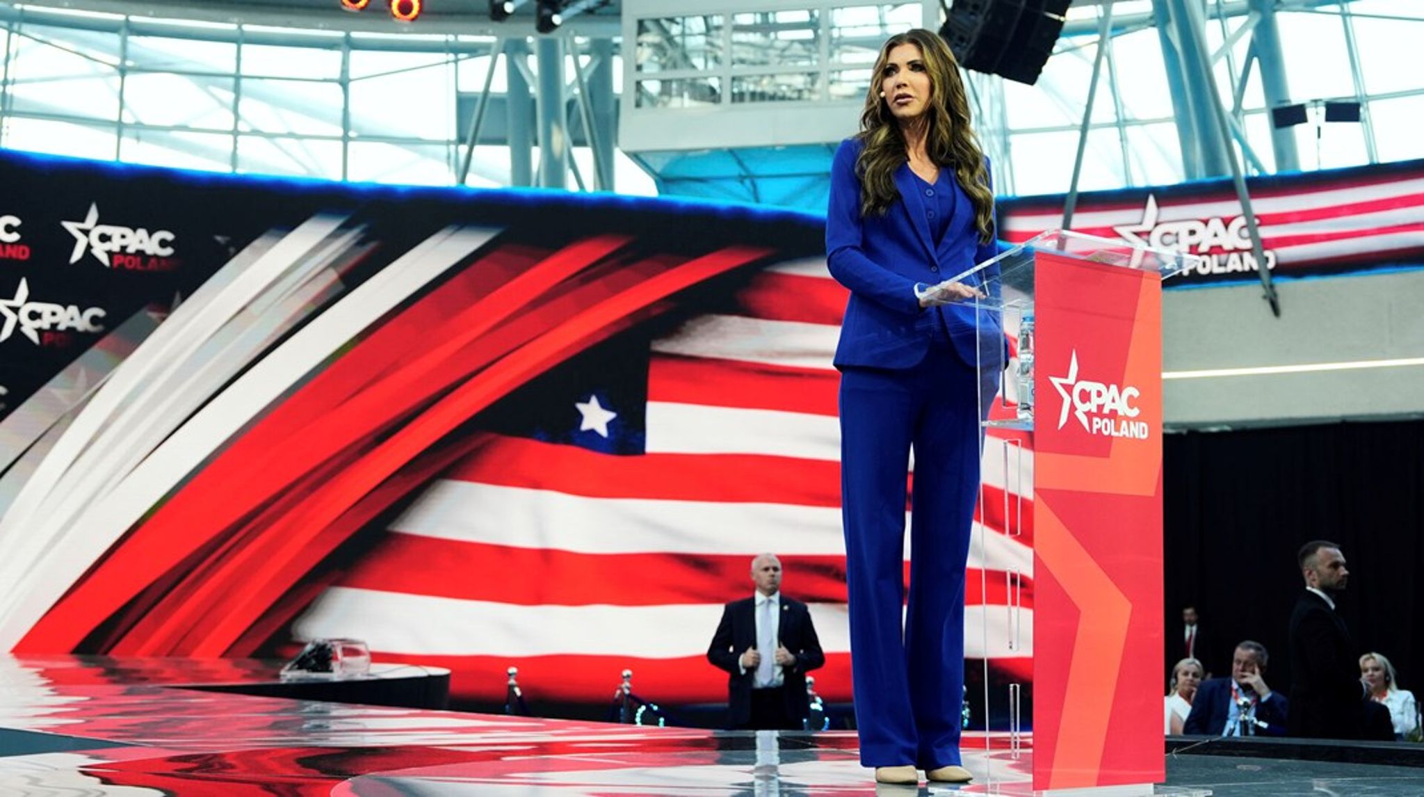 Hvis polakkerne vælger "den rigtige leder," vil Polen fortsat være "velsignet" med USA's beskyttelse. Sådan sagde Donald Trumps indenrigsminister, Kristi Noem, da hun holdt tale til en stor CPAC-konference i Polen få dage før landets præsidentvalg.