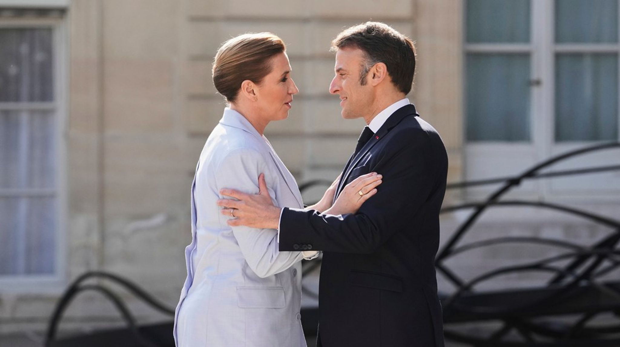 Emmanuel Macron og Mette Frederiksen besøger Grønland.