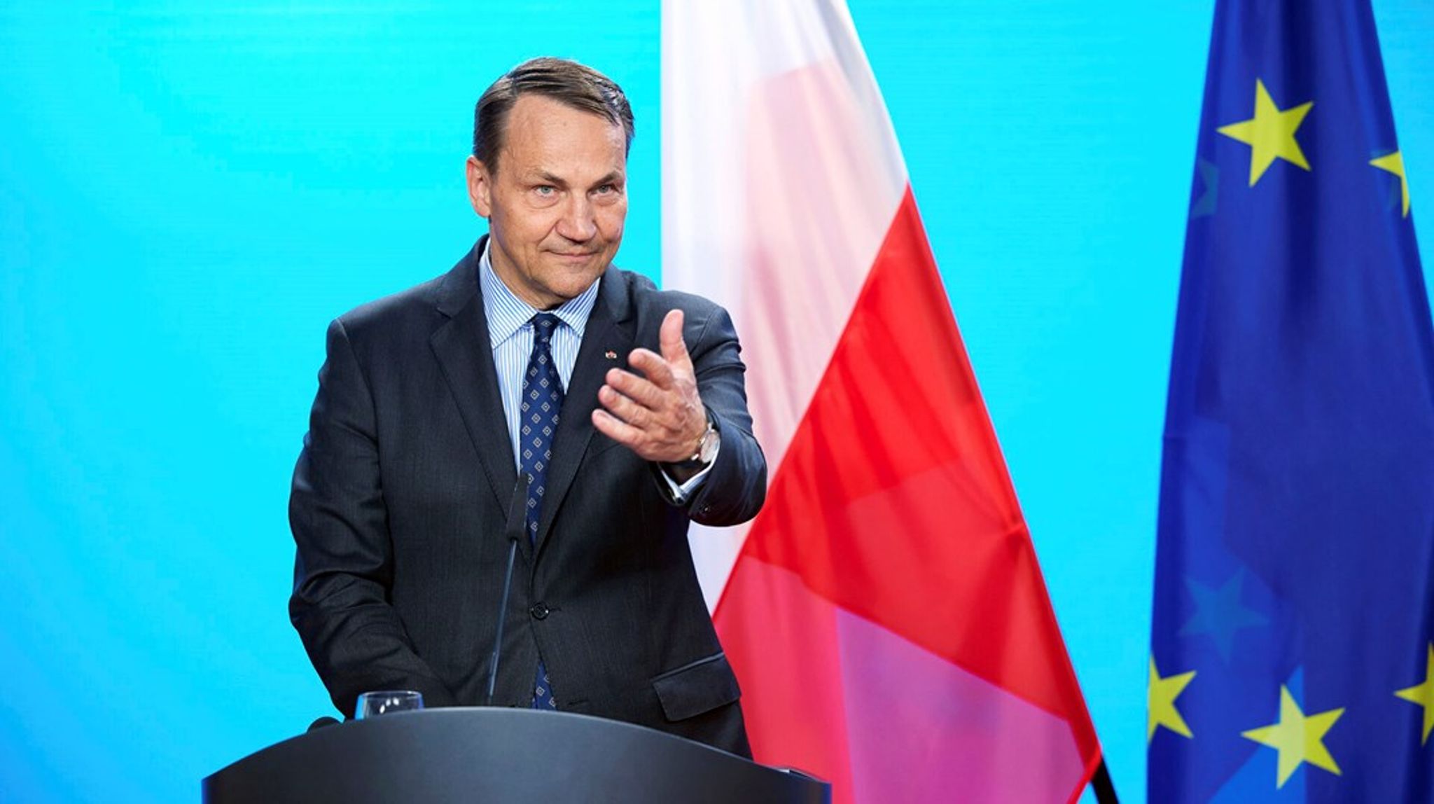 Den polske udenrigsminister, Radoslaw Sikorski, giver stafetten videre til Danmark.