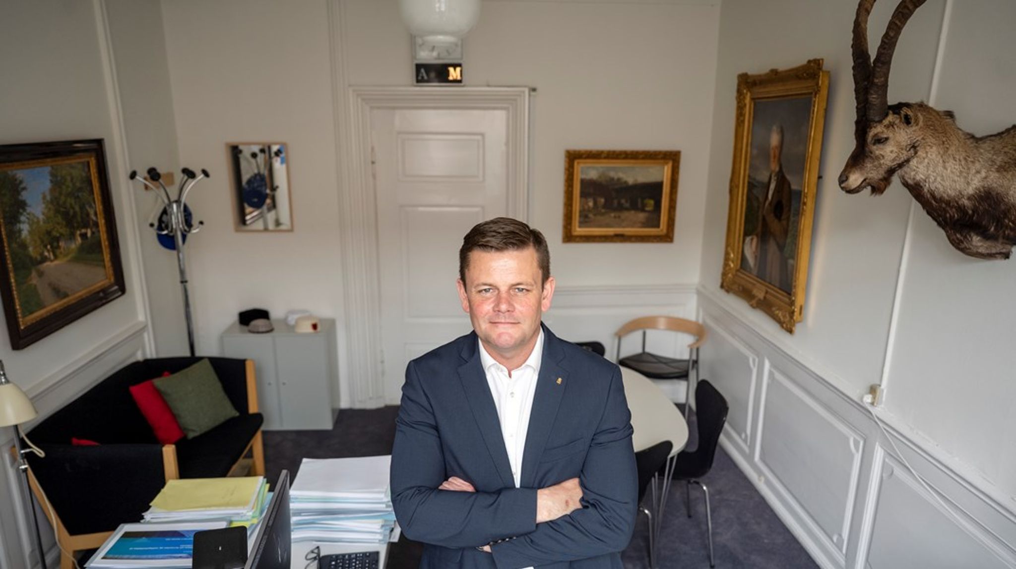 En kasse Slots-øl fra en kammerat på Djursland minder Jens Meilvang om, hvor han kommer fra: "I alle grupper har vi nogle, der virkelig er københavnere, og nogle, der virkelig er jyder."<br>
