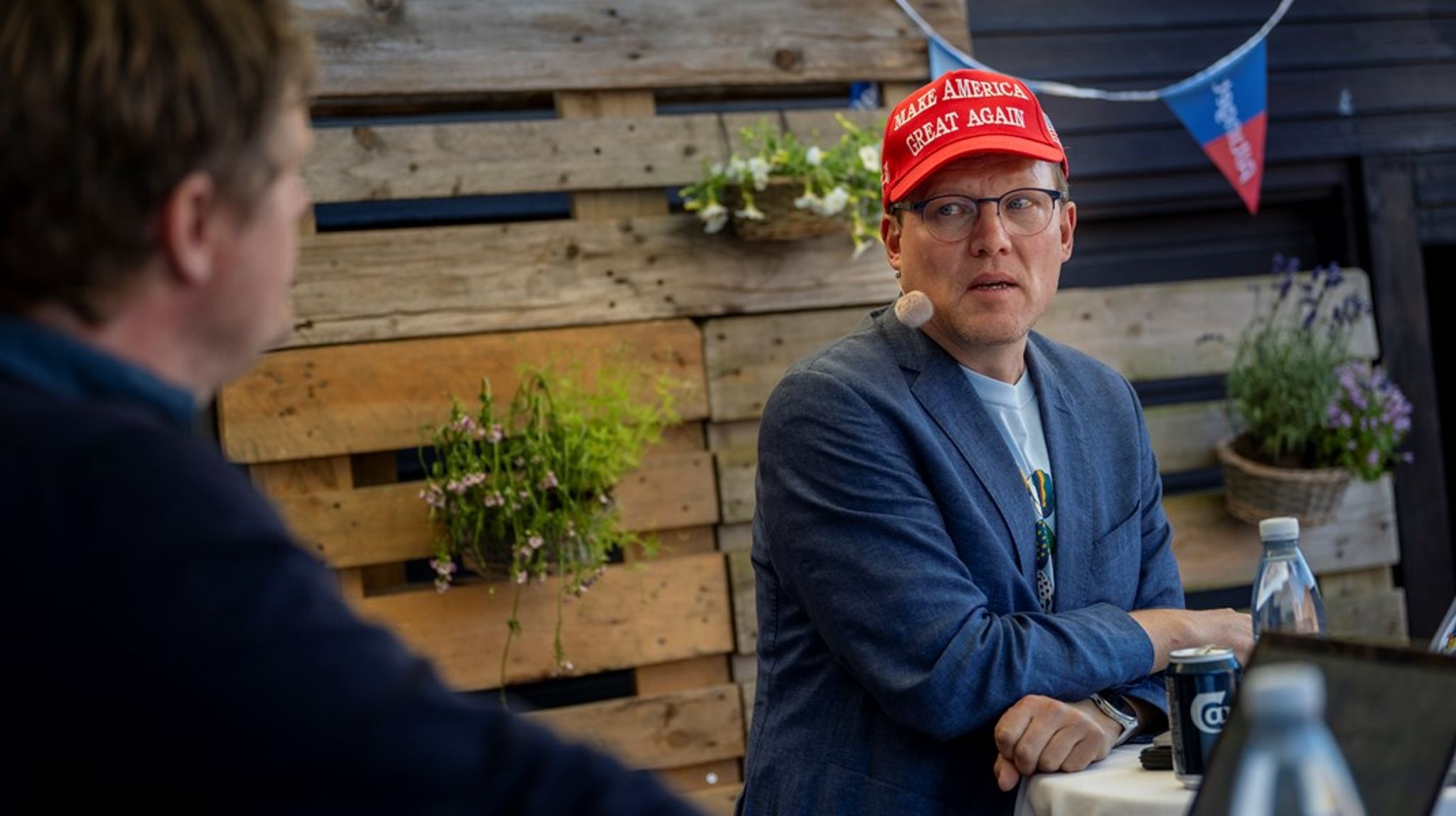 Den ikoniske hat med teksten 'Make America Great Again' er blevet et stærkt og kontroversielt symbol for USA's præsident, Donald Trump. På Folkemødet valgte Altingets chefredaktør at se, hvad der sker, hvis man tager kasketten på.