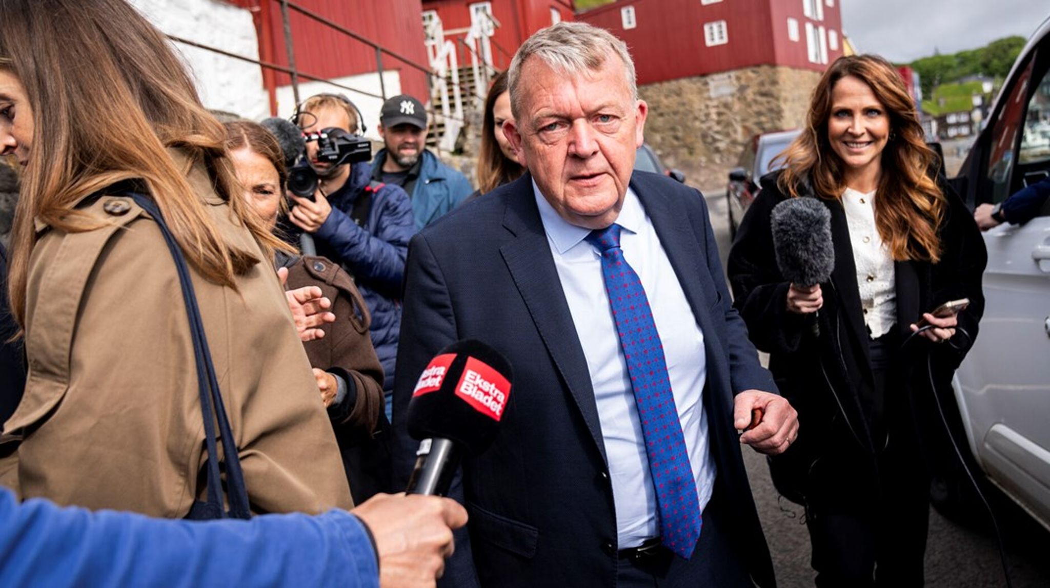 Da Lars Løkke Rasmussen tirsdag ankom til et møde i Tórshavn mellem Færøerne, Grønland og Danmark, afviste han at svare på spørgsmål om sagen. "Så kan spændingen stå og dirre," sagde han til Ekstra Bladets reporter.