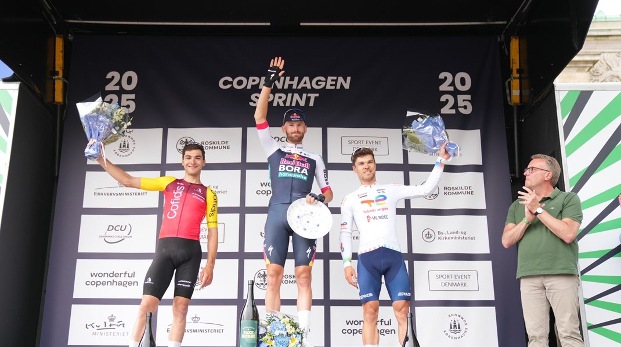 <div>Emilien Jeannière fra Team TotalEnergies blev søndag hyldet på podiet for sin tredjeplads i løbet. Her ses han med erhvervsminister Morten Bødskov (S).</div>