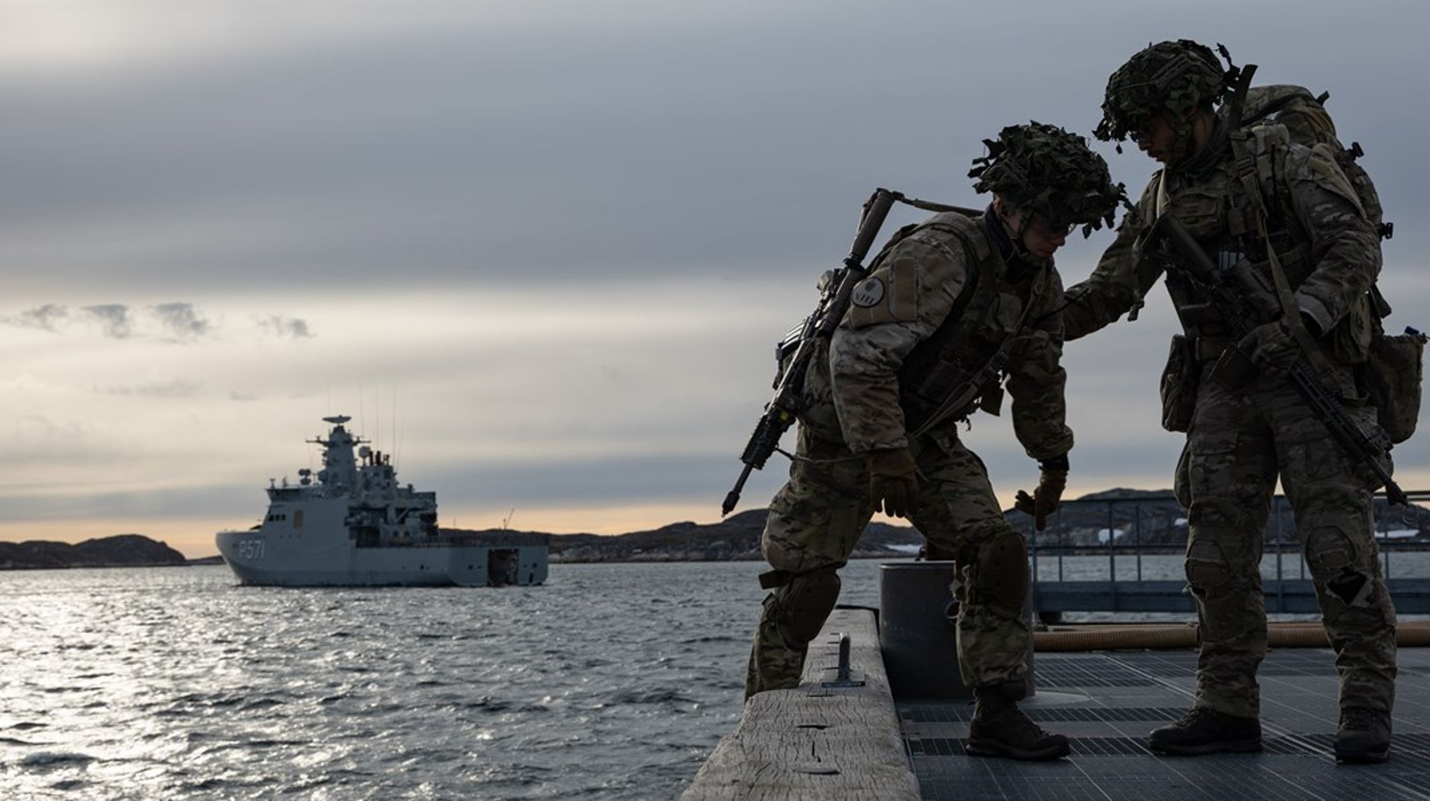 Som færøsk læser er det sjovt, at det hele ikke kun ses fra lokationer som krigsskibe, Kreml, Statsministeriet og atomubåde, men også fra en kendt bar i Tórshavn og et værelse på den færøske ghetto i København, Øresundskollegiet, skriver Sjúrður Skaale.