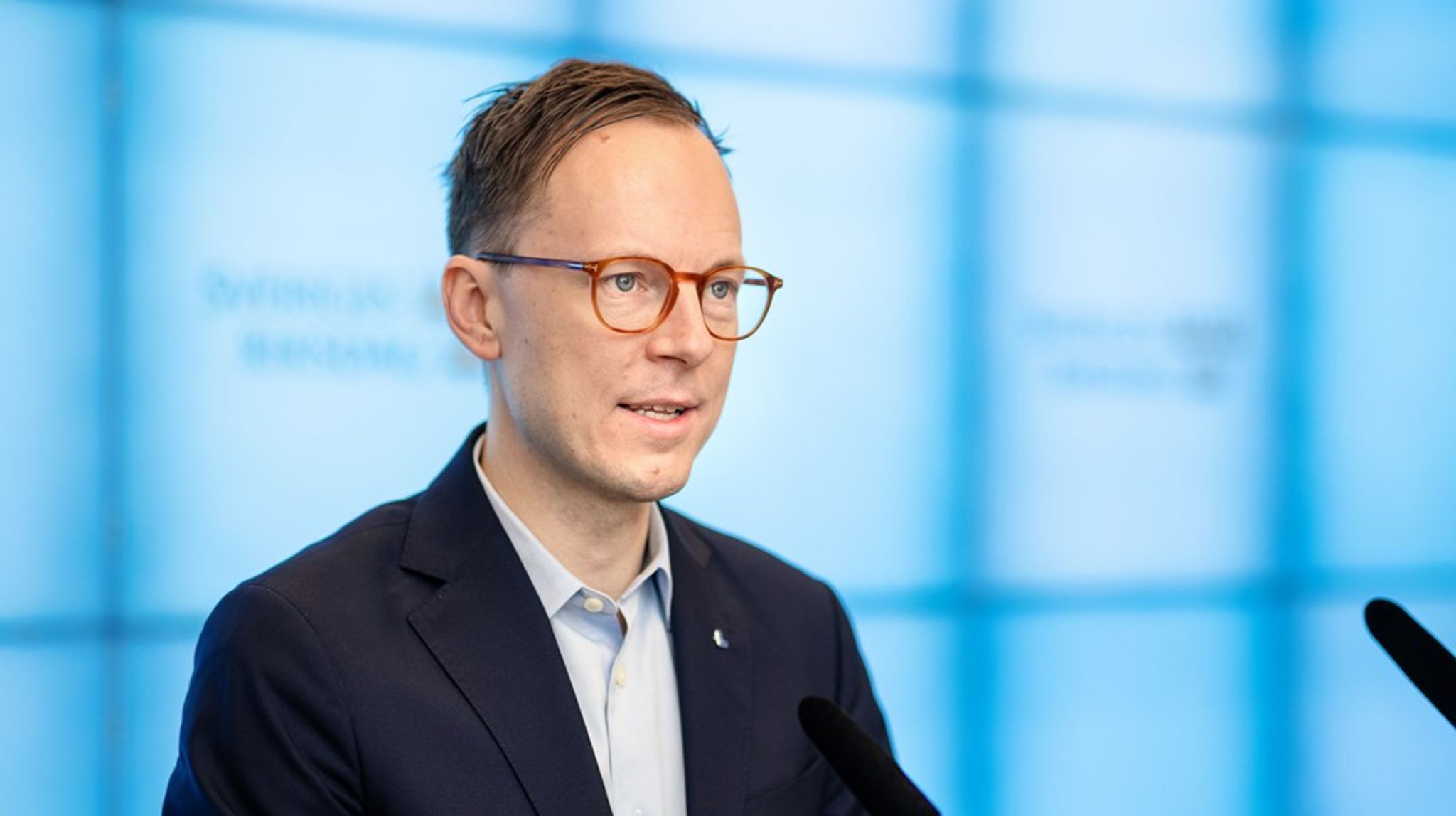 Sveriges arbejdsmarkeds- og integrationsminister trækker sig.&nbsp;