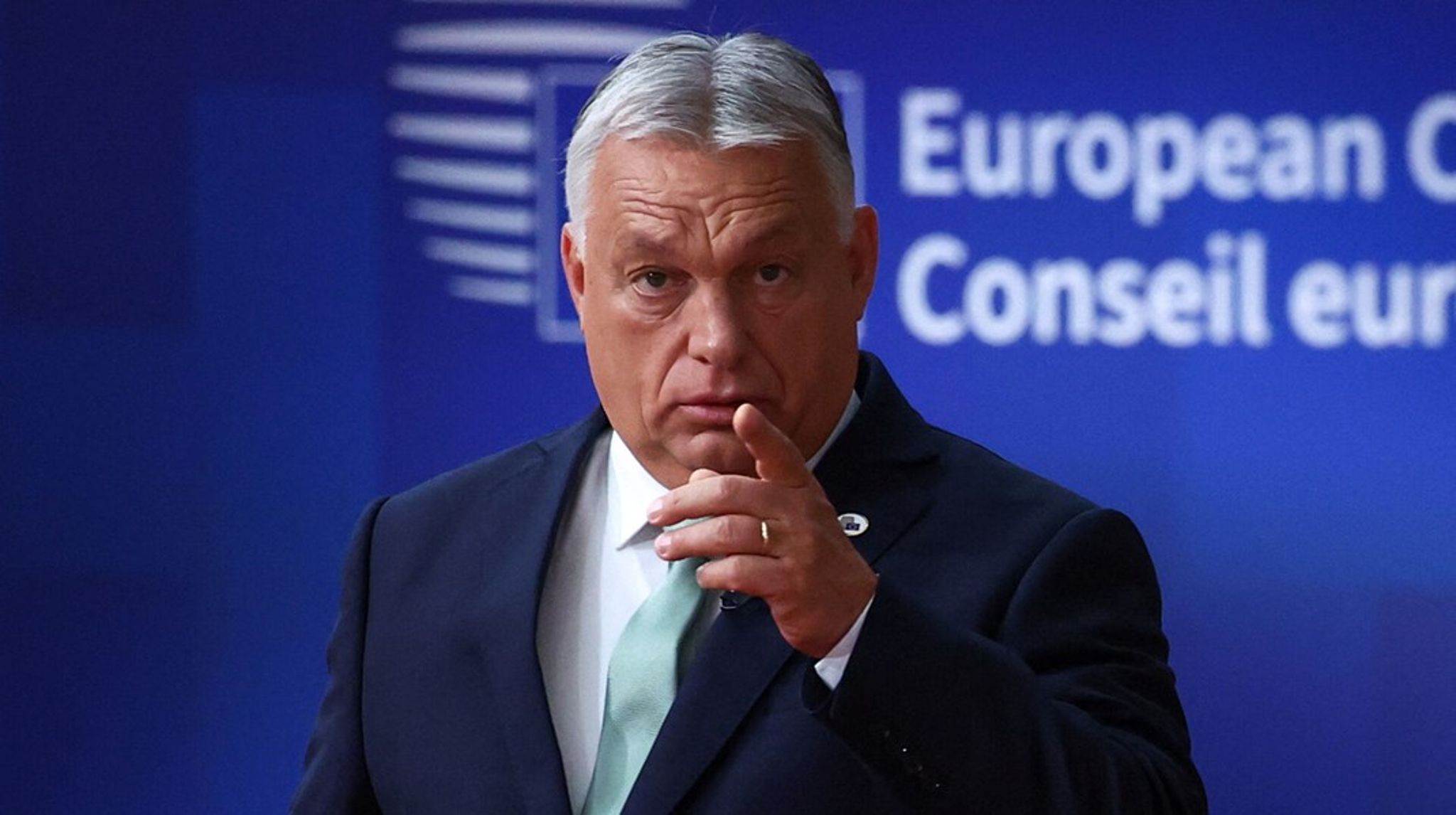 Den ungarske premierminister blev sat under pres på et topmøde i Bruxelles, men gav sig kun delvist.