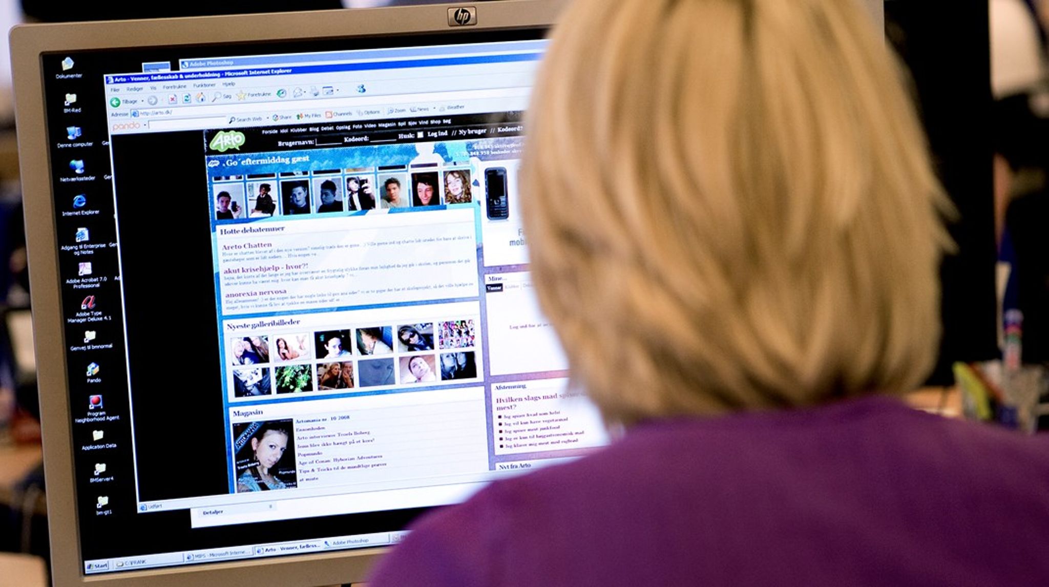 'Forstyrret' er en utrolig relaterbar bog, hvor man nemt lader sig rive med af anekdoter om klasselokalets stationære computer og de første romantiske relationer på det lo-fi sociale medie Arto og på MSN-chatten, skriver Simon Friis.