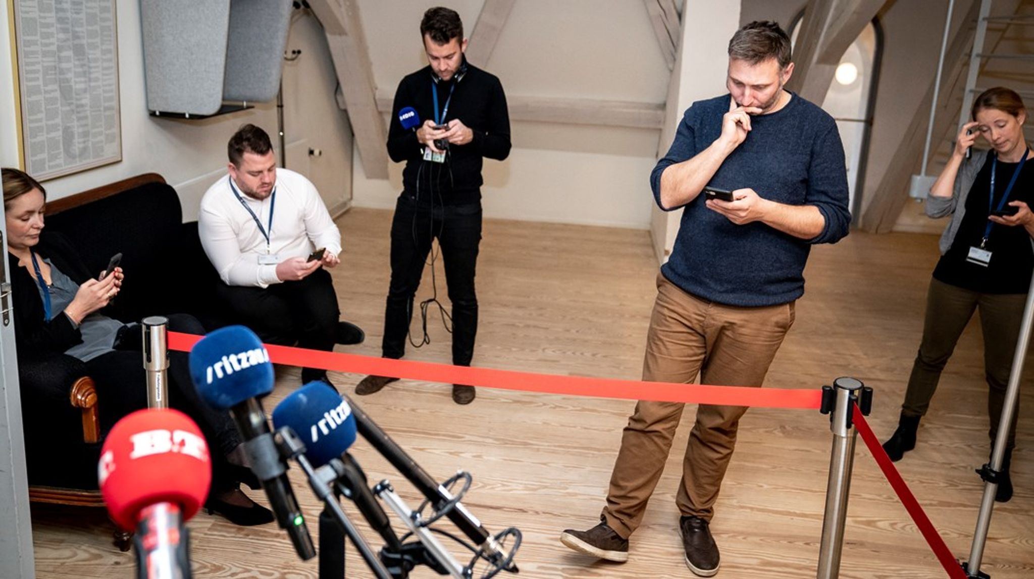 Hvis man lader sig gå på af ubehagelige journalister, ender man med selv at møde alle journalister med mistro og forbehold – og det kan blive selvopfyldende, skriver Thomas Pallesen.