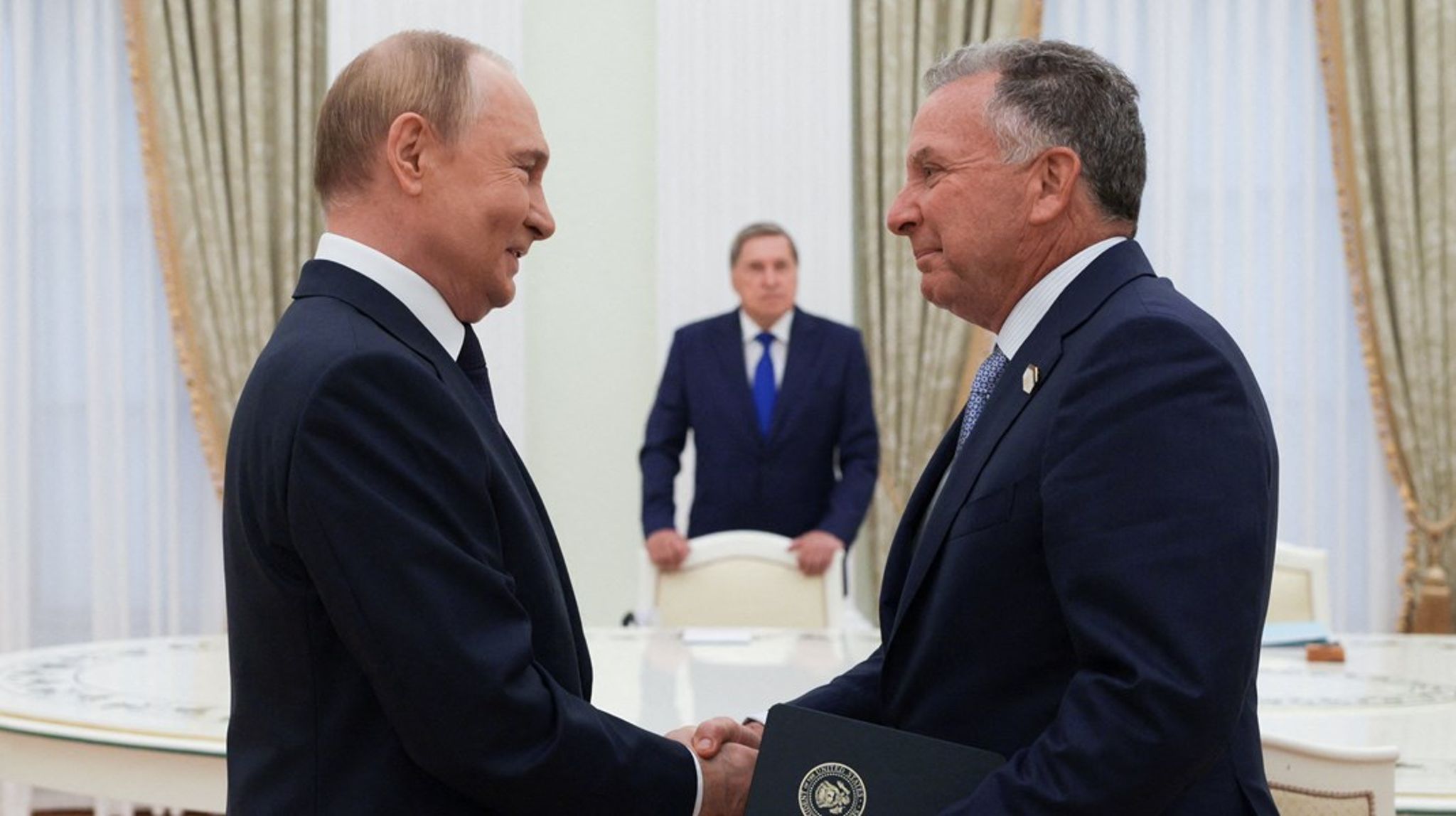 Vladimir Putin&nbsp;og&nbsp;Steve&nbsp;Witkoff giver hinanden hånden, mens&nbsp;Jurij Usjakov står i baggrunden.