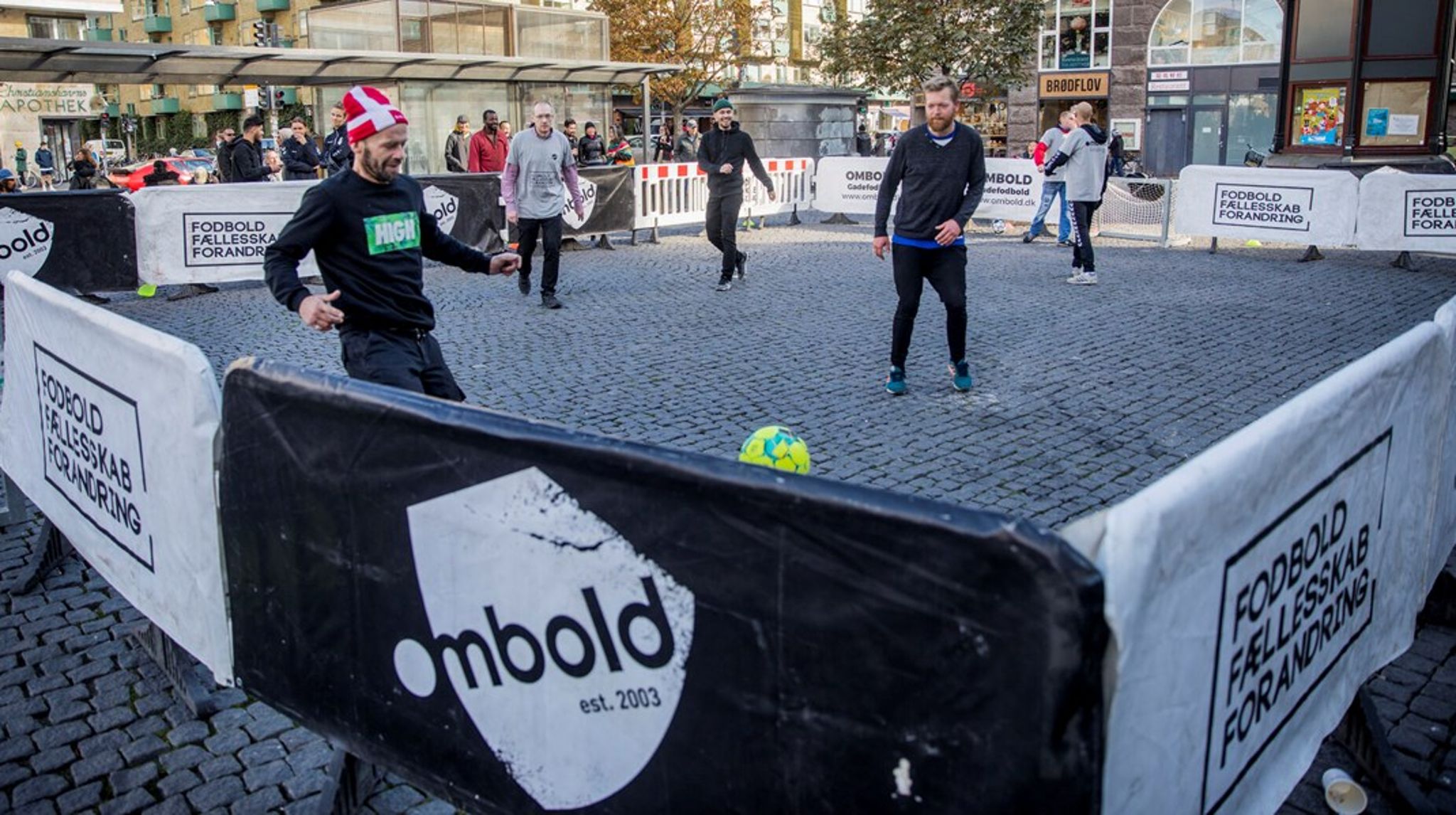 Ombold er et&nbsp;fodbold- og idrætsfællesskab for mennesker i udsatte positioner, for eksempel mennesker, der kæmper med misbrug, hjemløshed og/eller psykisk sårbarhed.