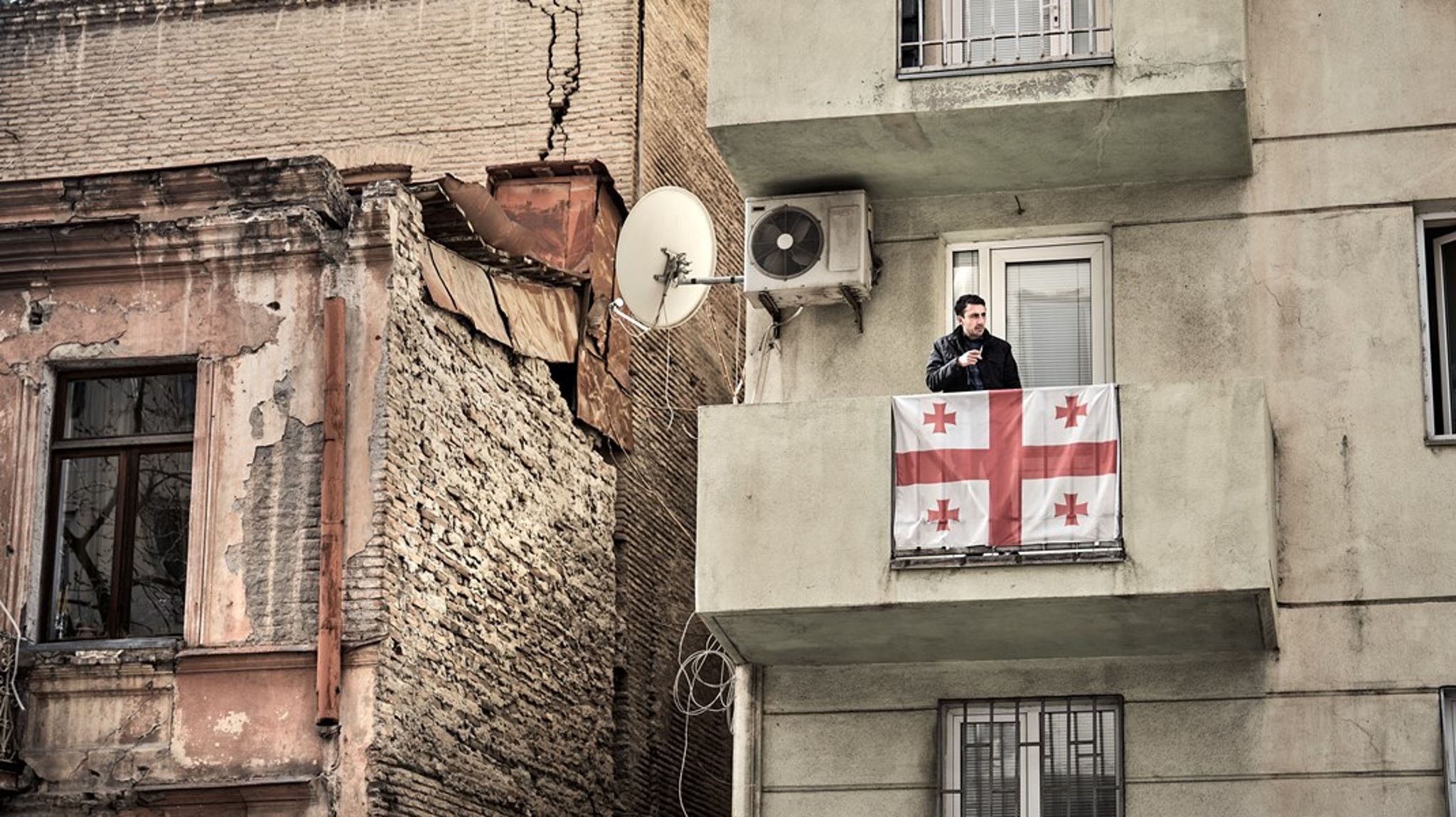 Georgien risikerer at gå i Ukraines fodspor, hvis det liberale Tbilisi bare tromler hen over den store socialkonservative provins, skriver Lars Olsen.