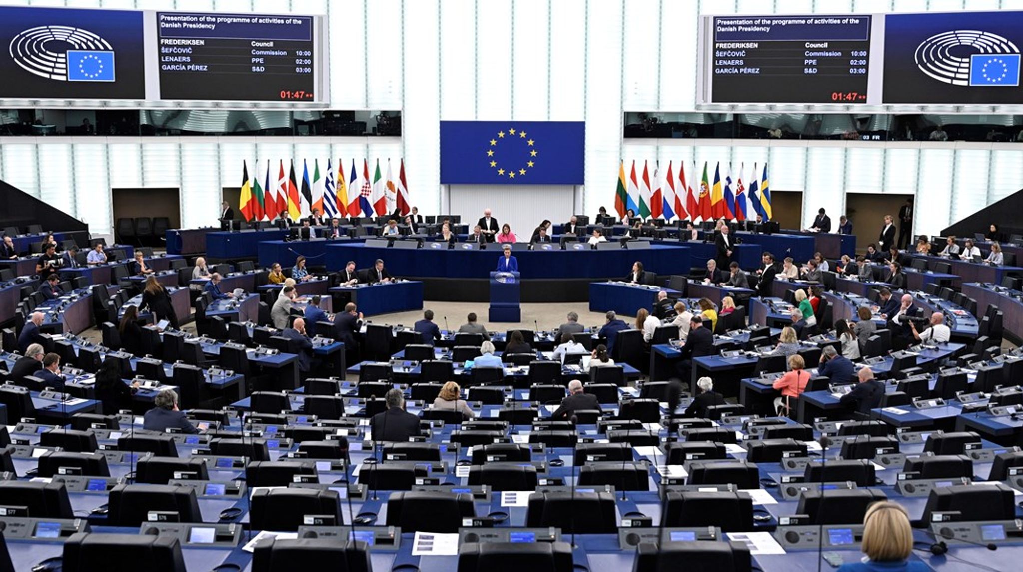 I de kommende fem måneder skal Mette Frederiksen som ny formand for EU's formandskab overbevise de kritiske røster i unionen om, at det fortsat giver mening at have ambitiøse klimamål, samtidig med der naturligvis skal oprustes på forsvar, energi og anden infrastruktur, skriver Lisbeth Henricksen.<br>