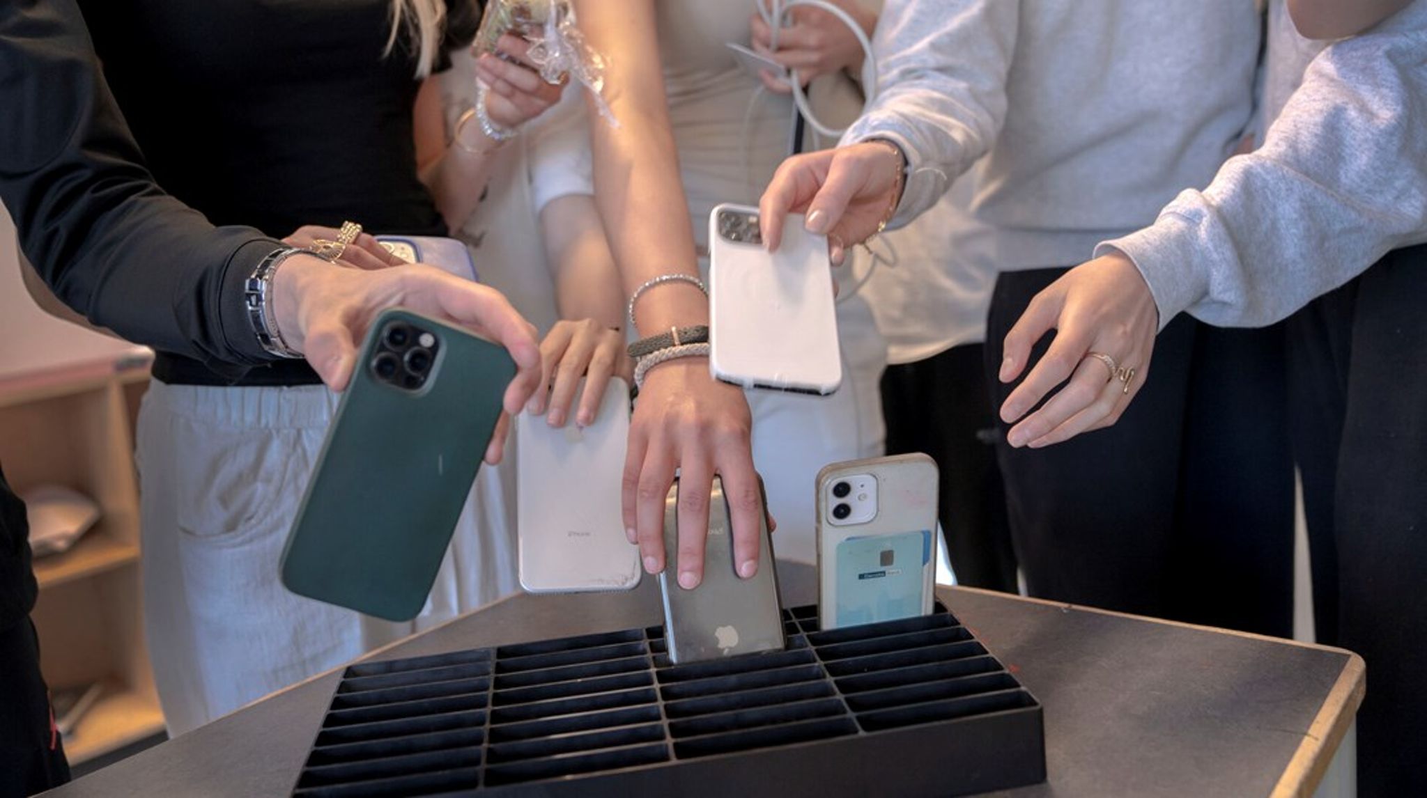 Vi ser, hvordan børn og teenagere i stigende grad mister søvn, fordi telefonen aldrig slukkes. Derfor skal vi have indført et mobilforbud for vores børn i folkeskolen, og måske er skolerne blot begyndelsen, skriver Pia Kjærsgaard.