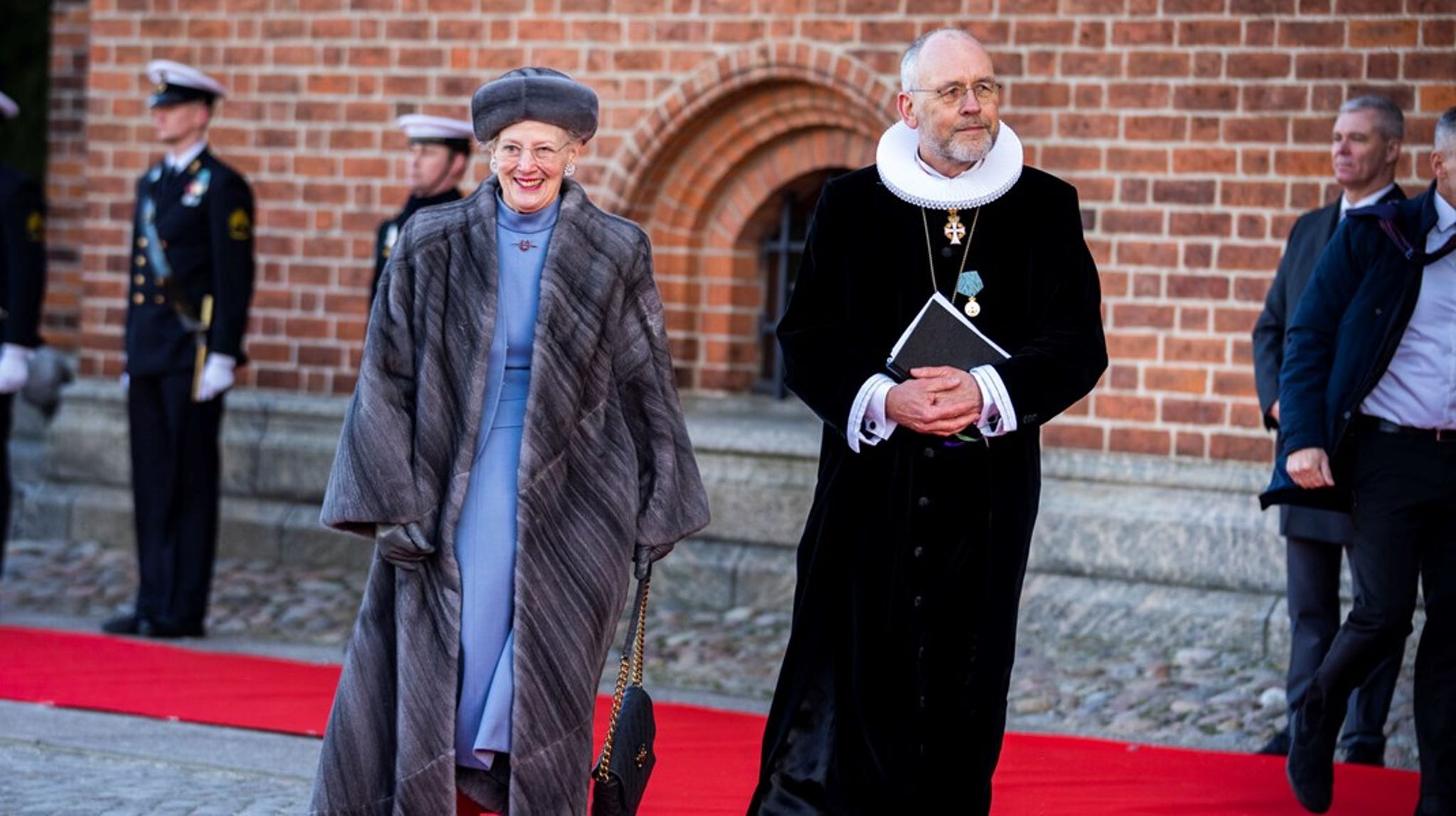Biskop&nbsp;Henrik Wigh-Poulsen sammen med dronning Margrethe foran domkirken i Århus.